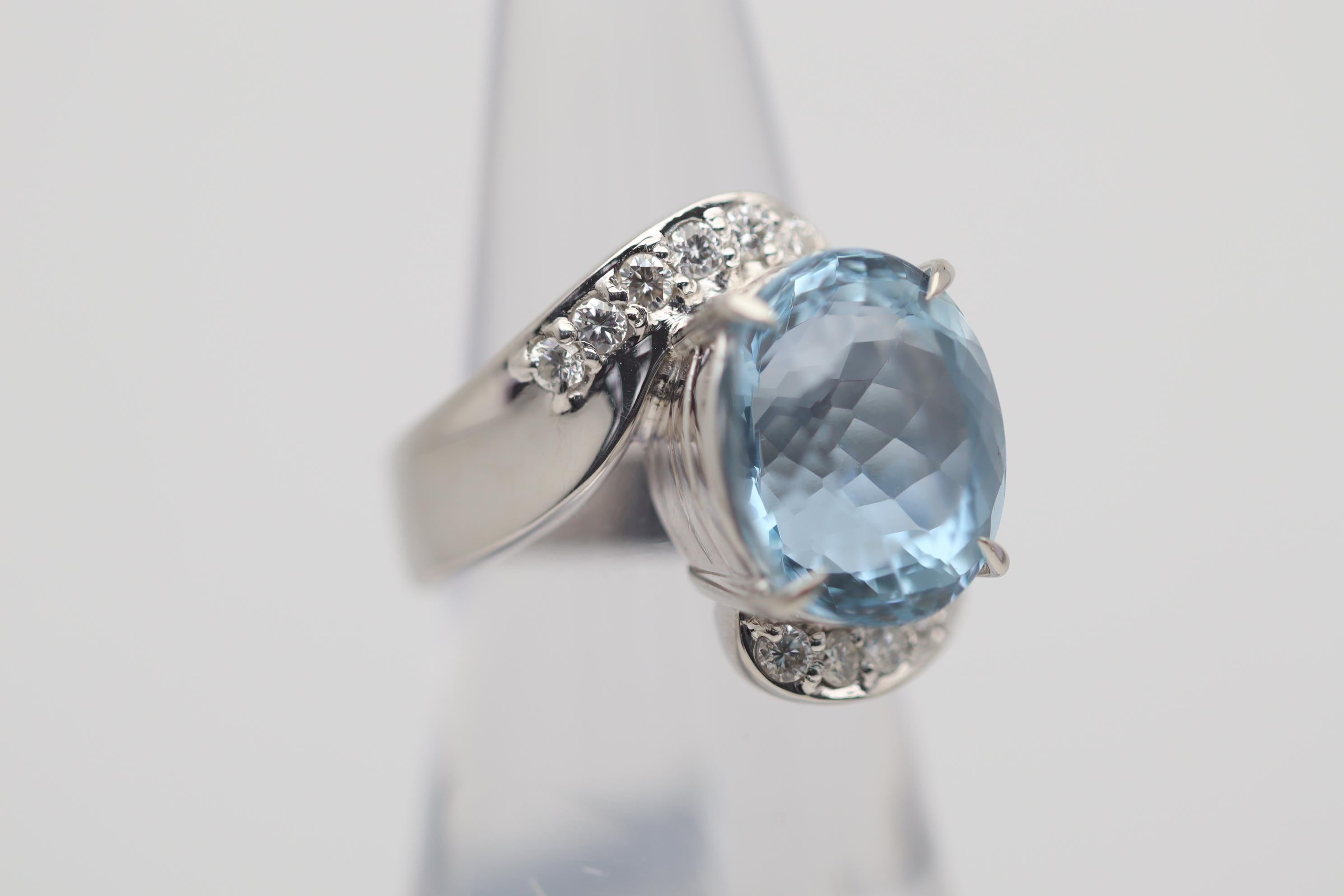 Platinring mit 9,24 Karat Aquamarin und Diamant (Ovalschliff) im Angebot