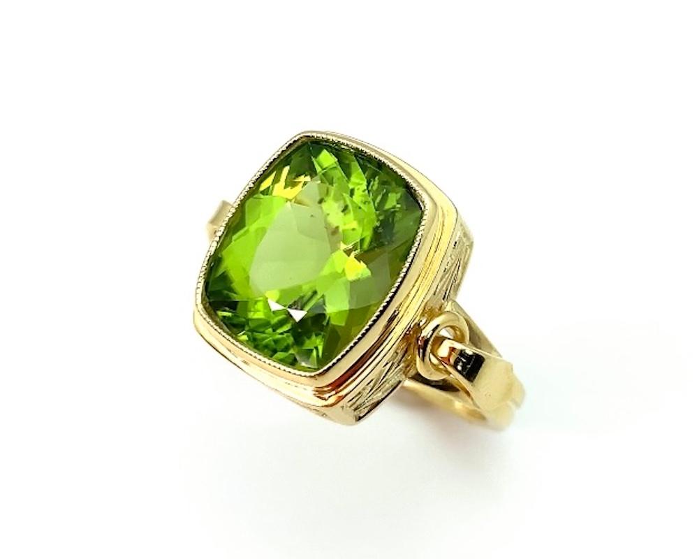 Artisan 9.24 Carat Peridot Cushion and 18k Engraved Yellow Gold Band Ring For Sale