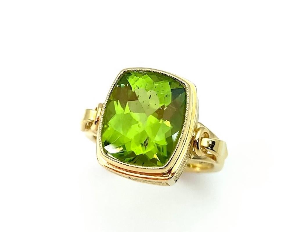 Cushion Cut 9.24 Carat Peridot Cushion and 18k Engraved Yellow Gold Band Ring For Sale