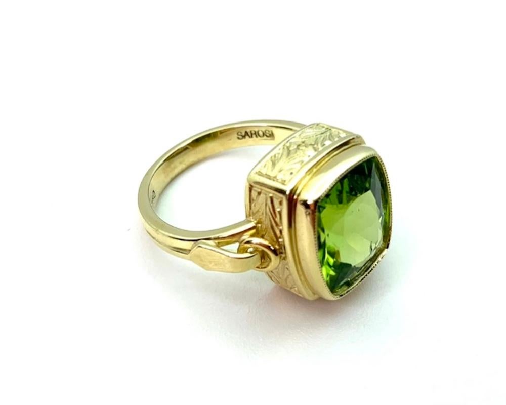 9.24 Carat Peridot Cushion and 18k Engraved Yellow Gold Band Ring In New Condition For Sale In Los Angeles, CA