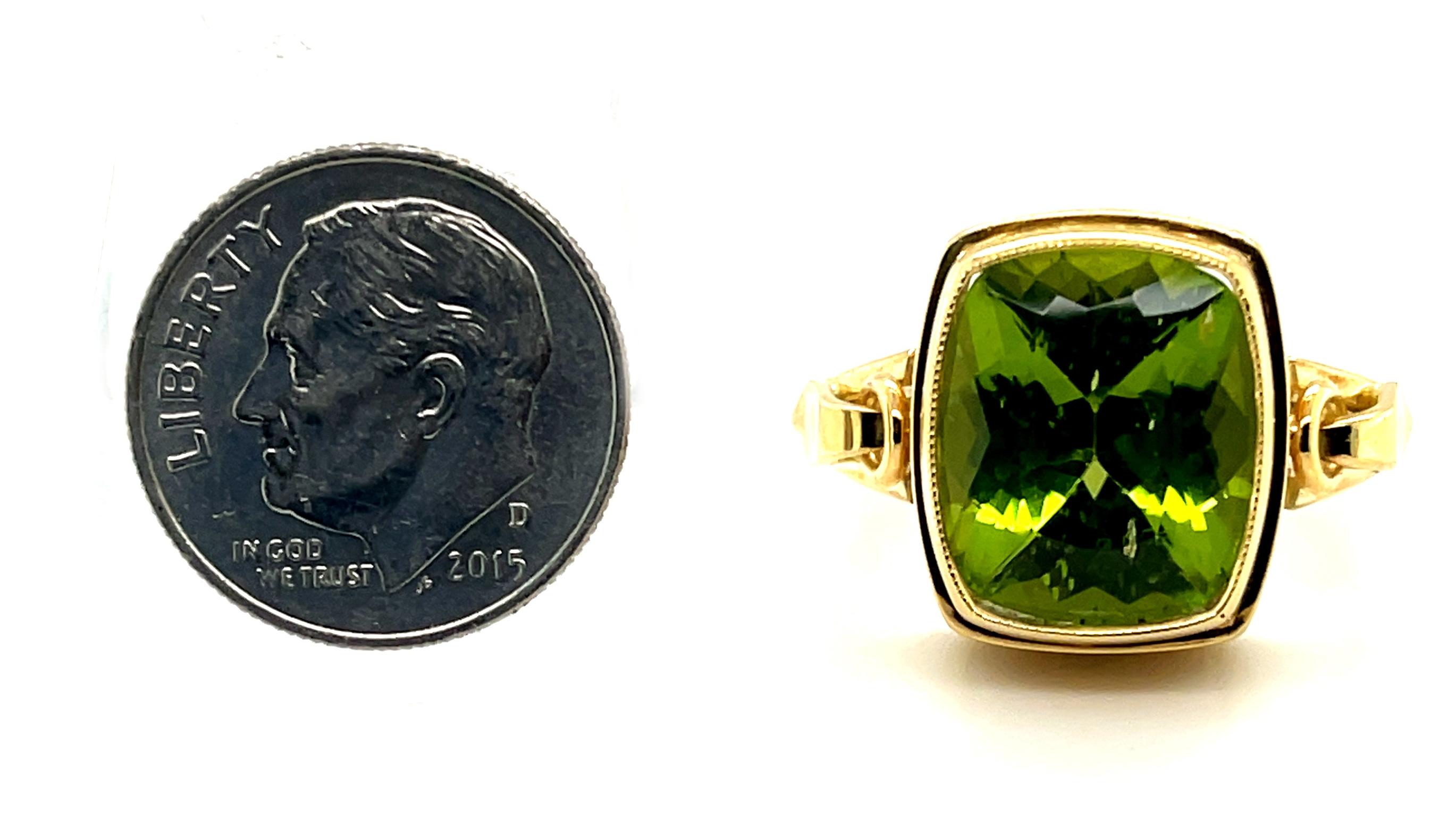 9.24 Carat Peridot Cushion and 18k Engraved Yellow Gold Band Ring For Sale 4