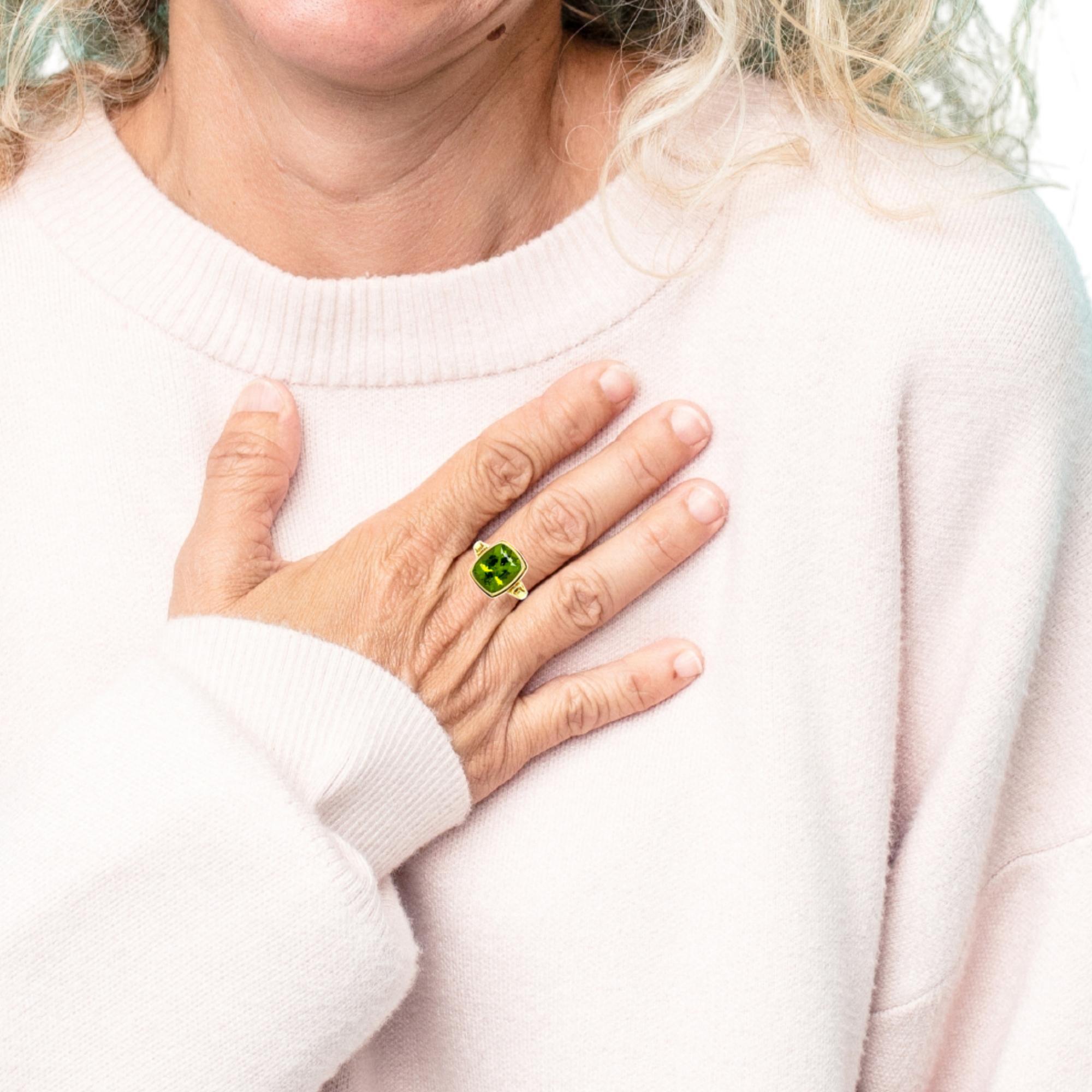 9.24 Carat Peridot Cushion and 18k Engraved Yellow Gold Band Ring For Sale 2