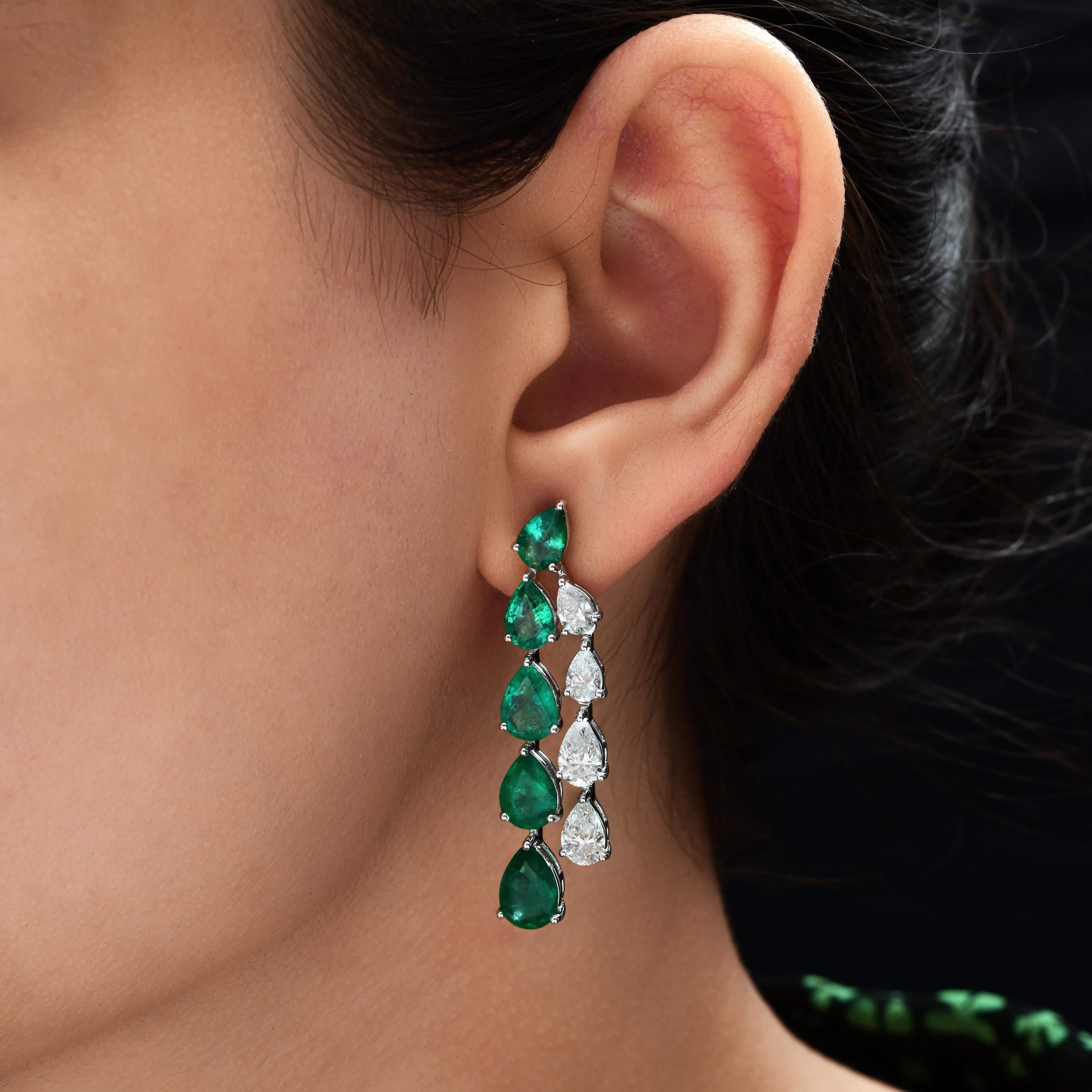 9,24 Karat Sambia Smaragd Diamant Tropfen Ohrringe 14k Weißgold Feiner Schmuck
Das Design zeigt zwei parallele vertikale Reihen von Smaragden im Birnenschliff, eine mit tiefgrünen Smaragden und die andere mit Brillanten besetzt.
Smaragde sind