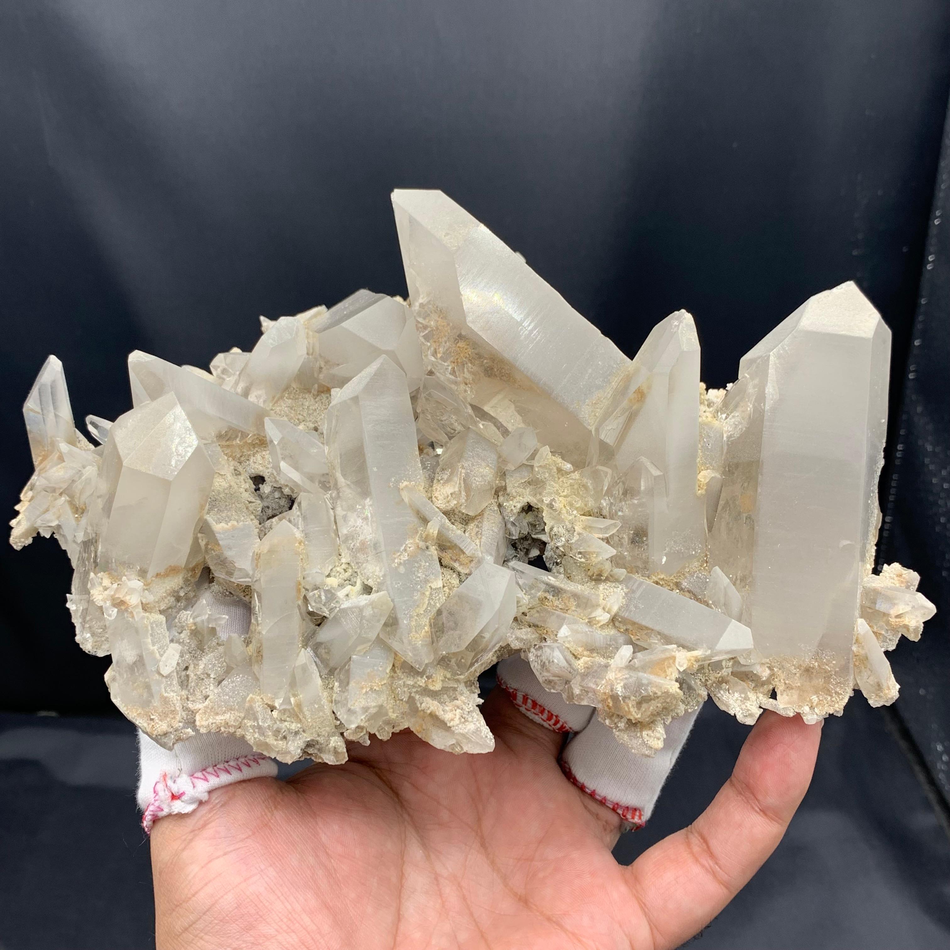 924 Grams Gorgeous Robust Cluster Of Pointed Quartz Crystals In Good Condition For Sale In Peshawar, PK