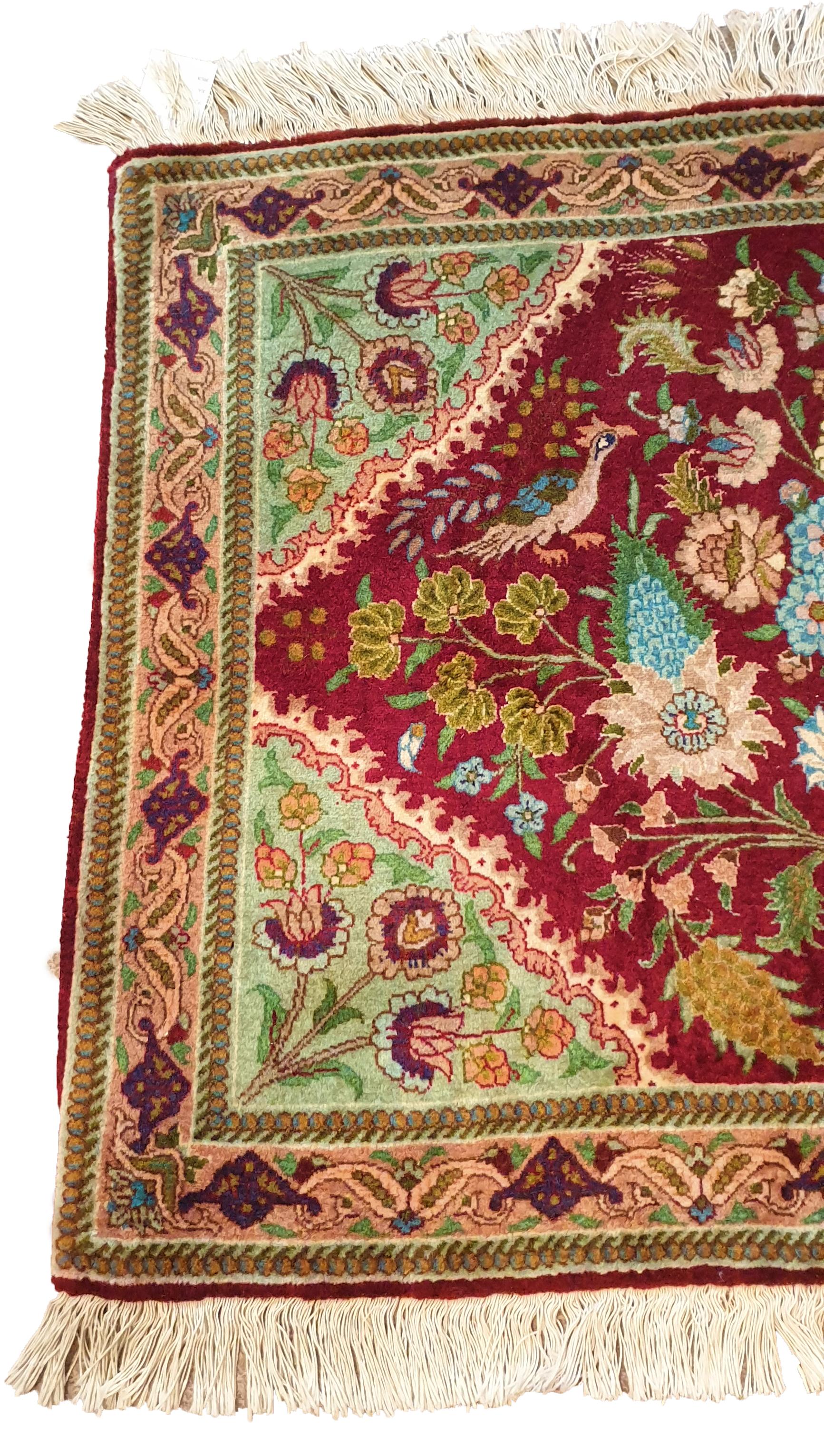 924 - Very beautiful early twentieth carpet with a decorative design and beautiful colors with yellow, blue, green, red and pink and green, entirely hand-knotted with wool velvet on a cotton foundation.