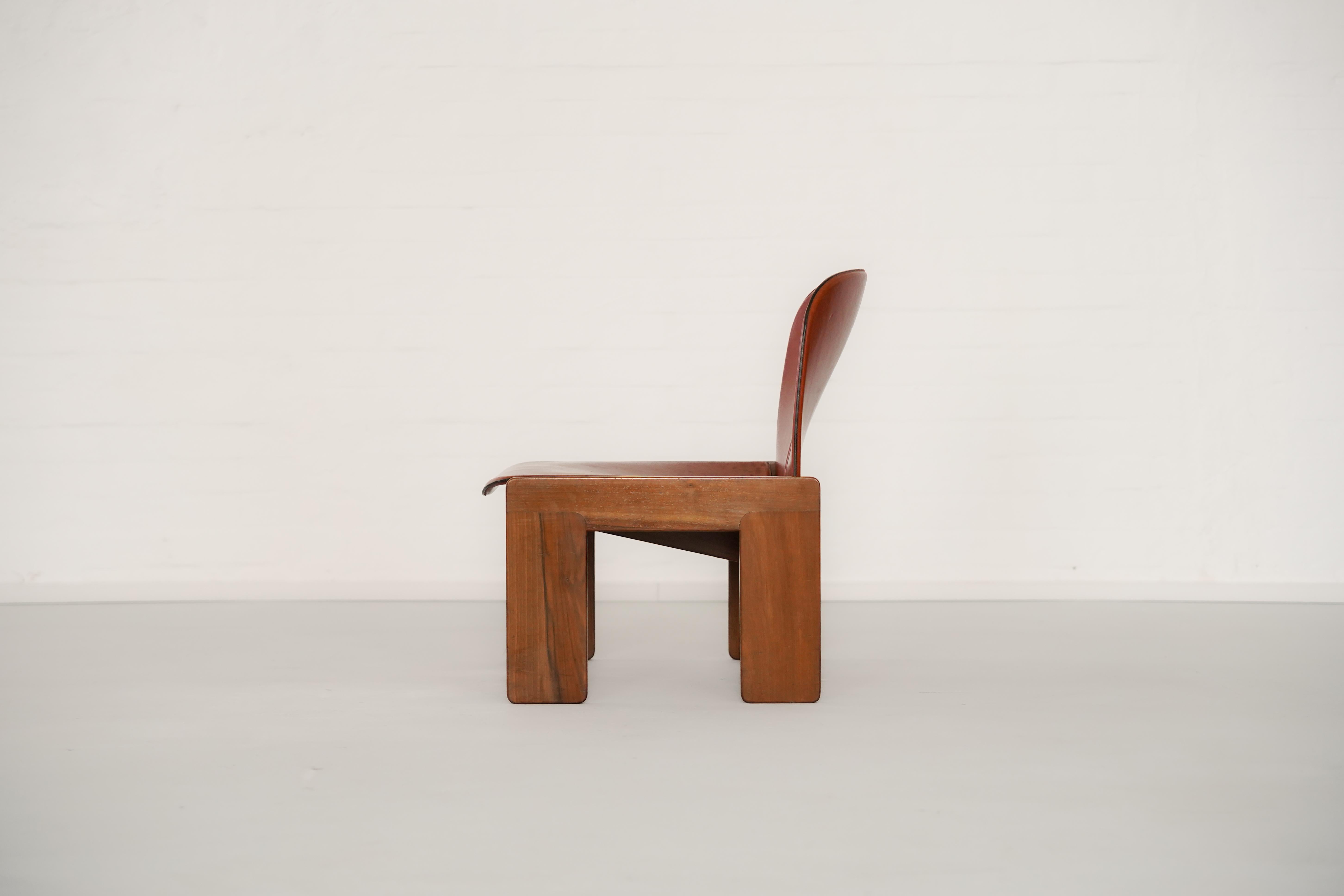 The Cassina 925, designed in 1964 by Afra & Tobia Scarpa, is a refined example of mid-century Italian design. Defined by its clean lines and honest use of materials, the chair combines a solid walnut frame with a suspended seat and back in thick