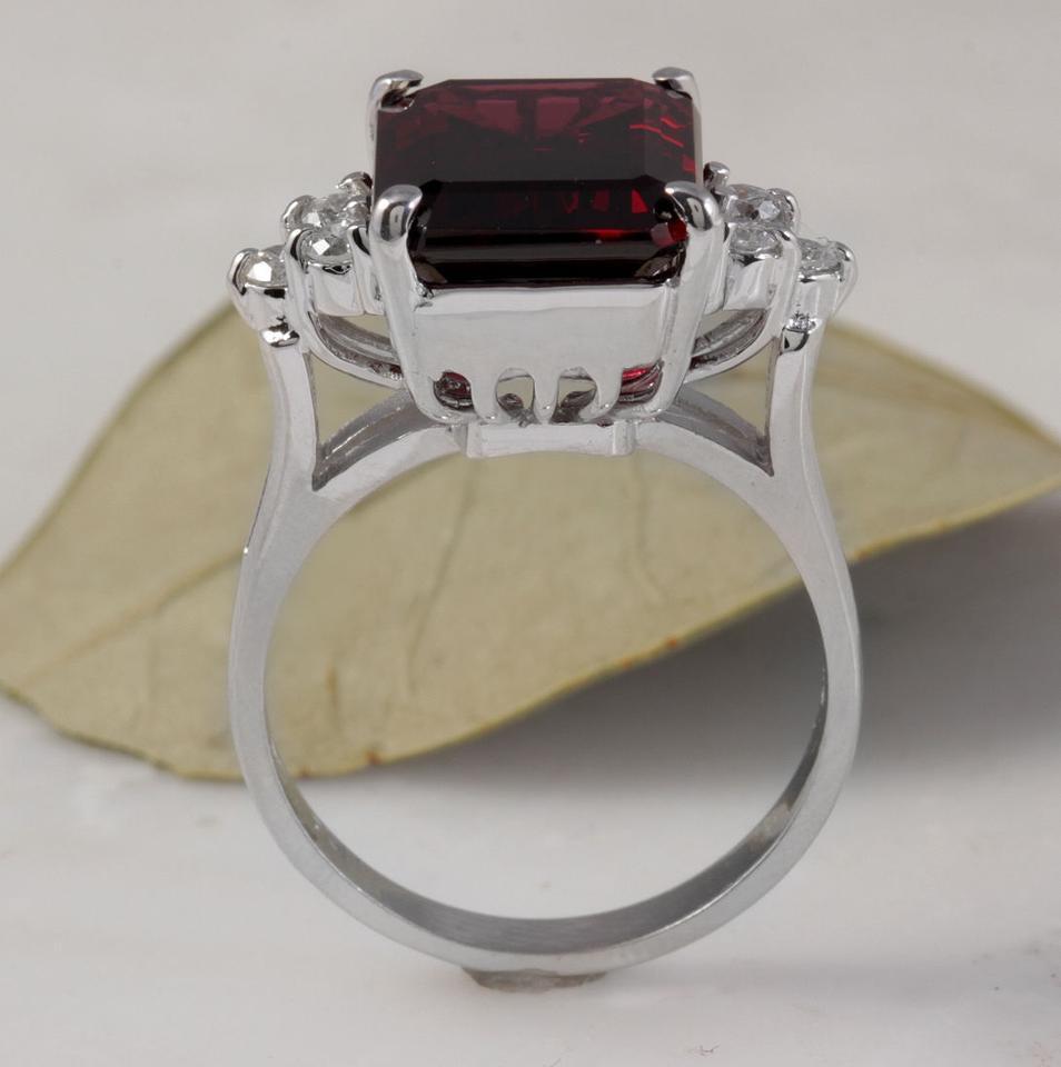 Women's or Men's 9.25 Carat Natural Impressive Red Garnet and Diamond 14 Karat White Gold Ring For Sale