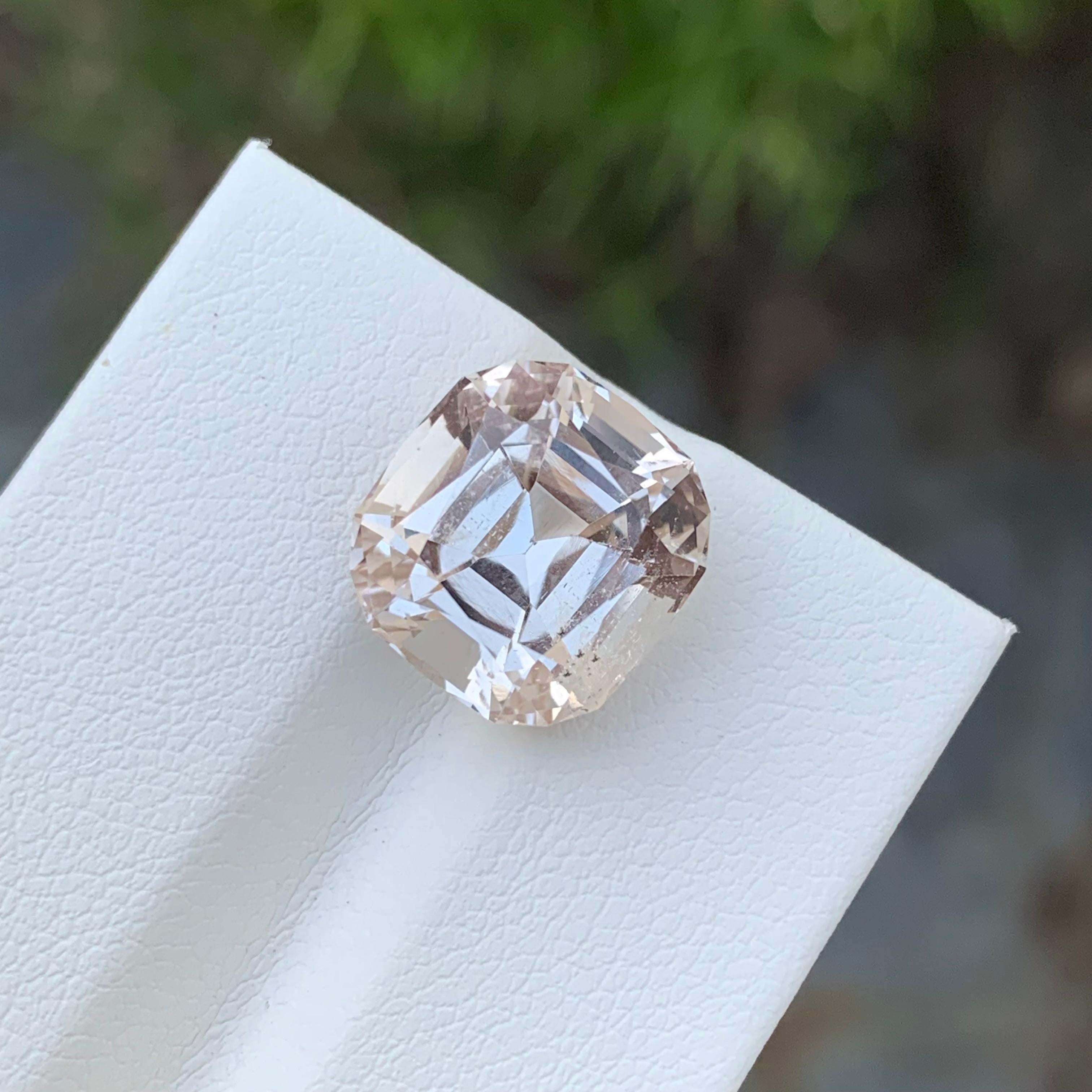 9.25 Carat Natural Loose Golden Topaz Cushion Shape Gem For Necklace Jewellery In New Condition For Sale In Peshawar, PK
