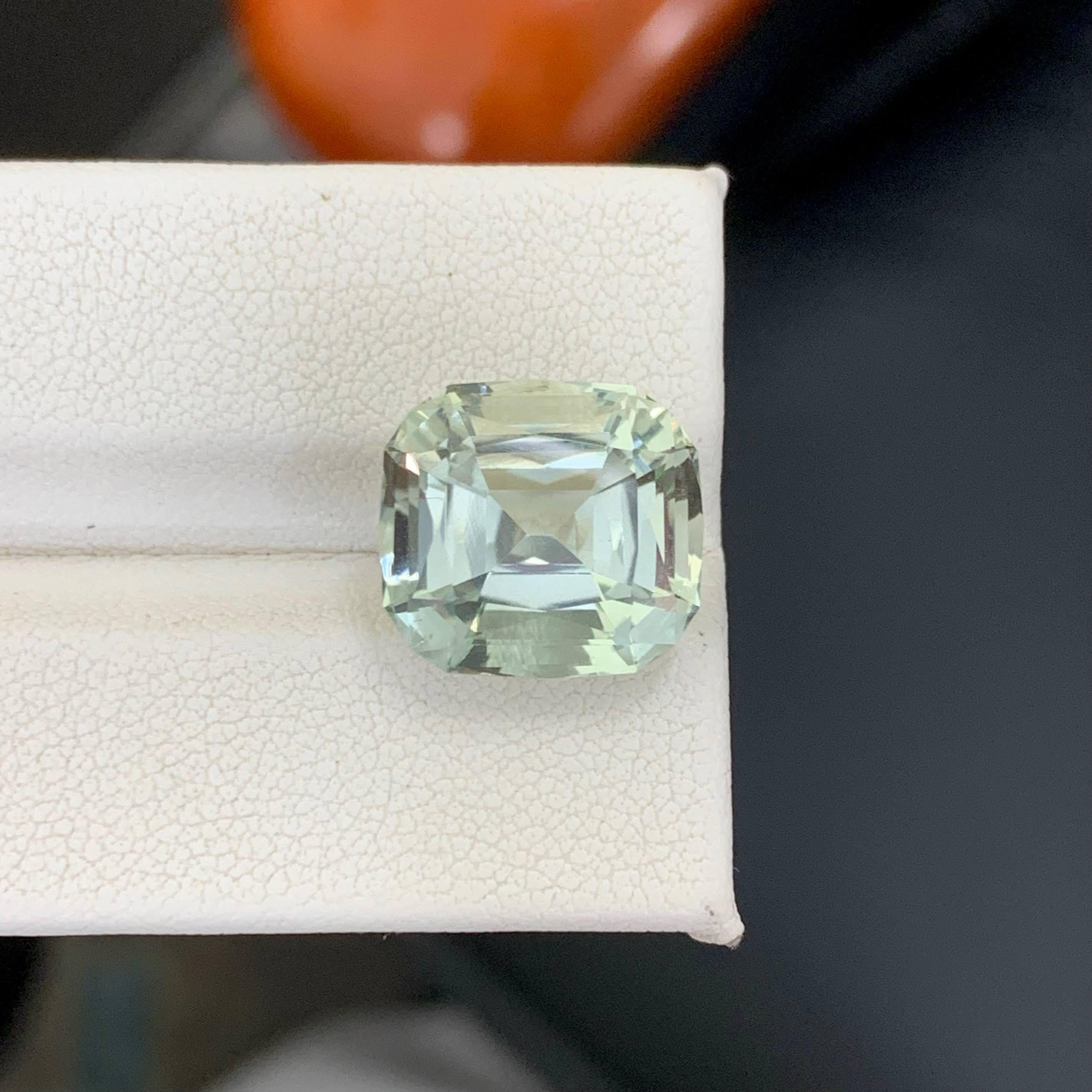 Peso 9,25 quilates 
Dimensiones 13,7x12,7x9,0 mm
Tratamiento Ninguno 
Origen África 
Claridad VVS 
Forma Corte Cojín 




Esta impresionante Amatista Verdosa de 9,25 quilates muestra un delicado y refrescante tono verde combinado con una claridad y