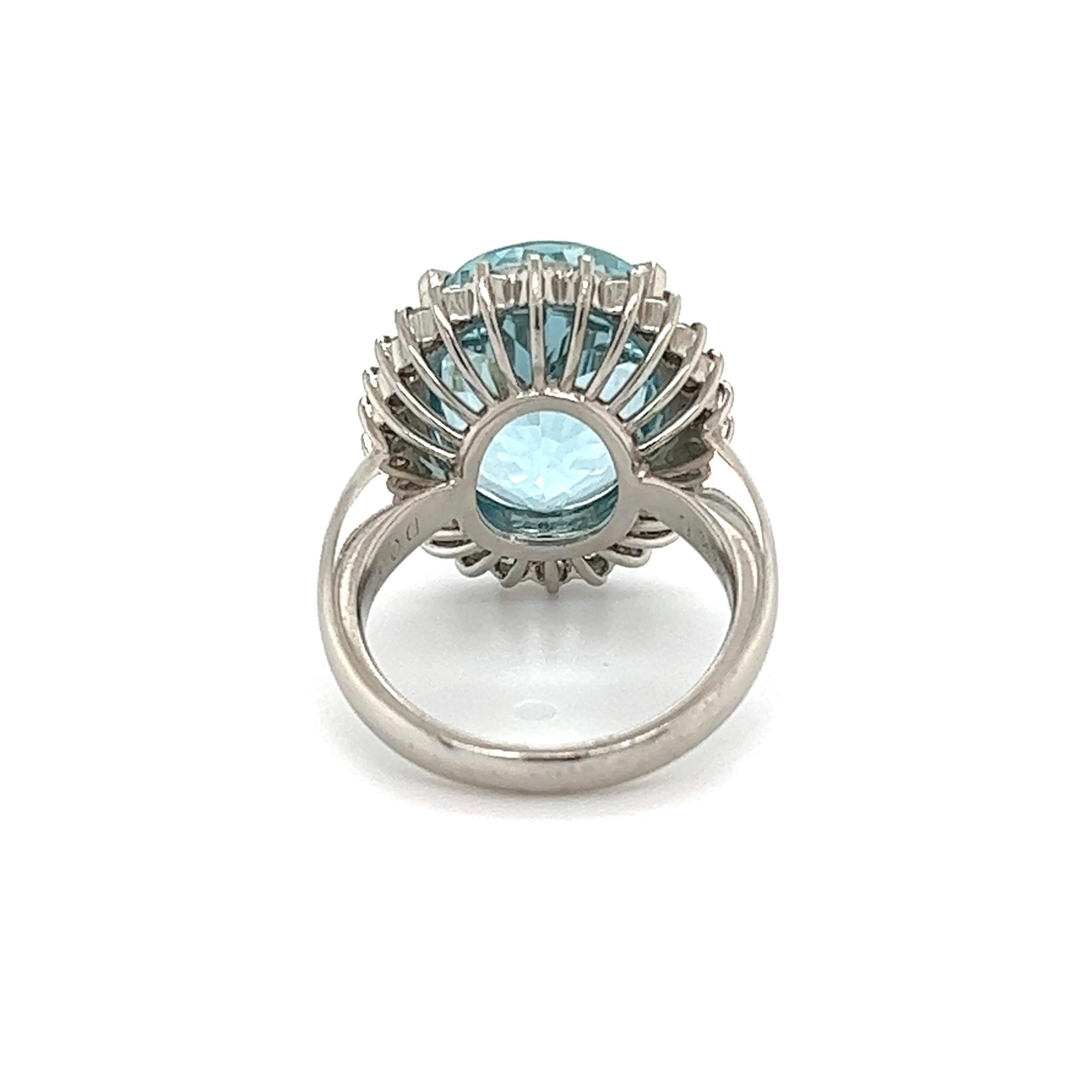 9.25 Carat Oval Aquamarine and Diamond Platinum Ring Estate Fine Jewelry In Excellent Condition For Sale In Montreal, QC