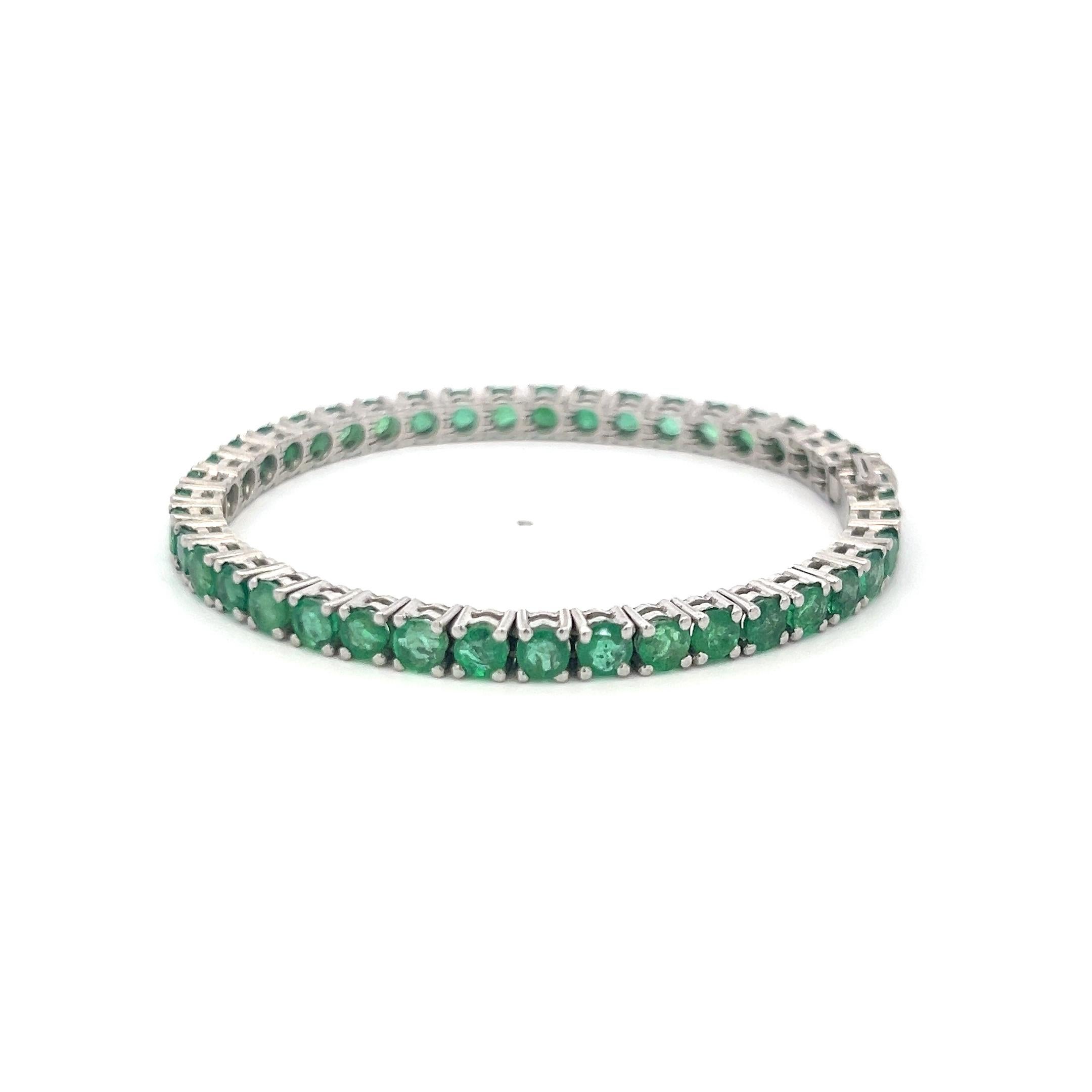 9.25 Carat Round Brilliant Emerald 18 Karat White Gold Tennis Bracelet In Good Condition For Sale In New York, NY