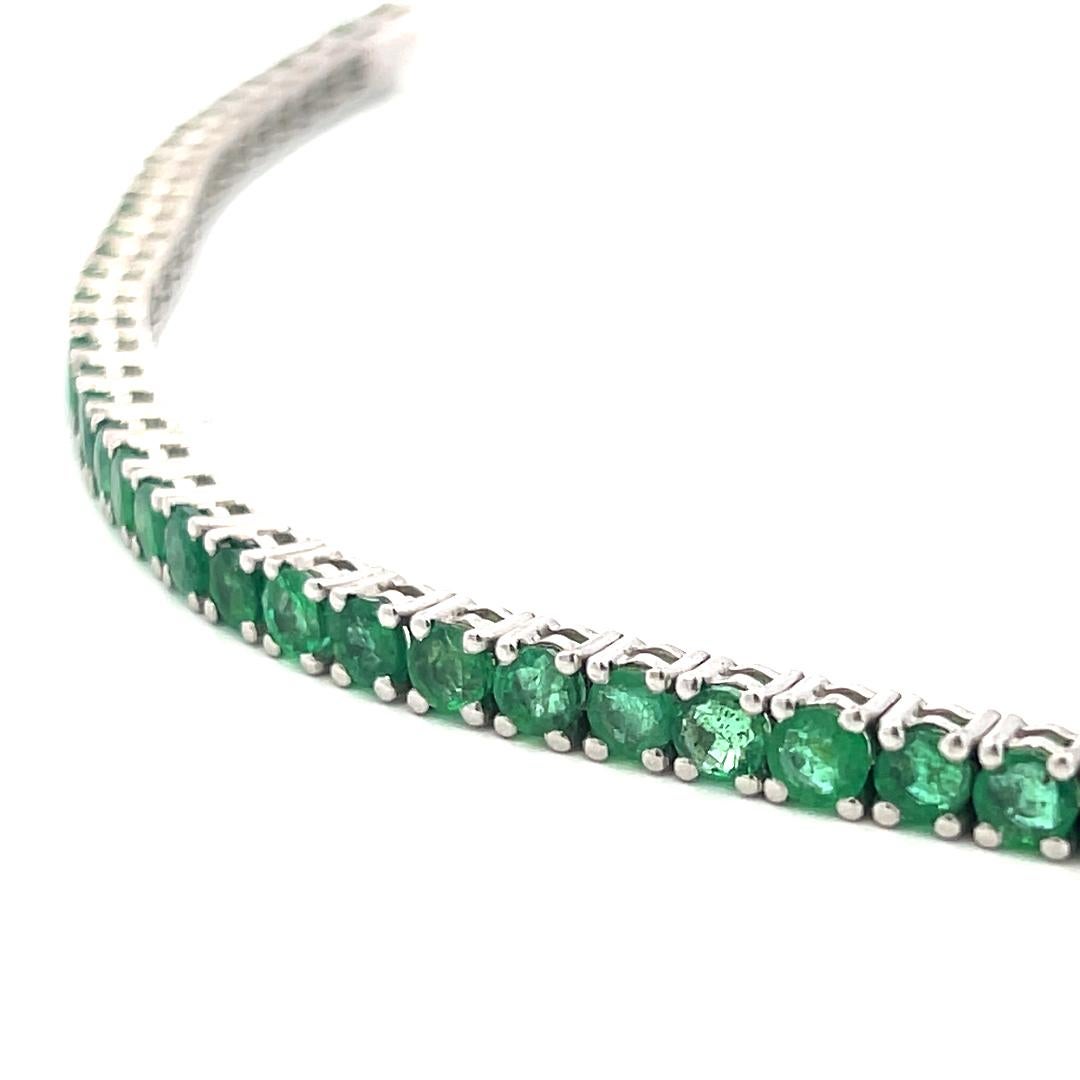 9.25 Carat Round Brilliant Emerald 18 Karat White Gold Tennis Bracelet For Sale 4