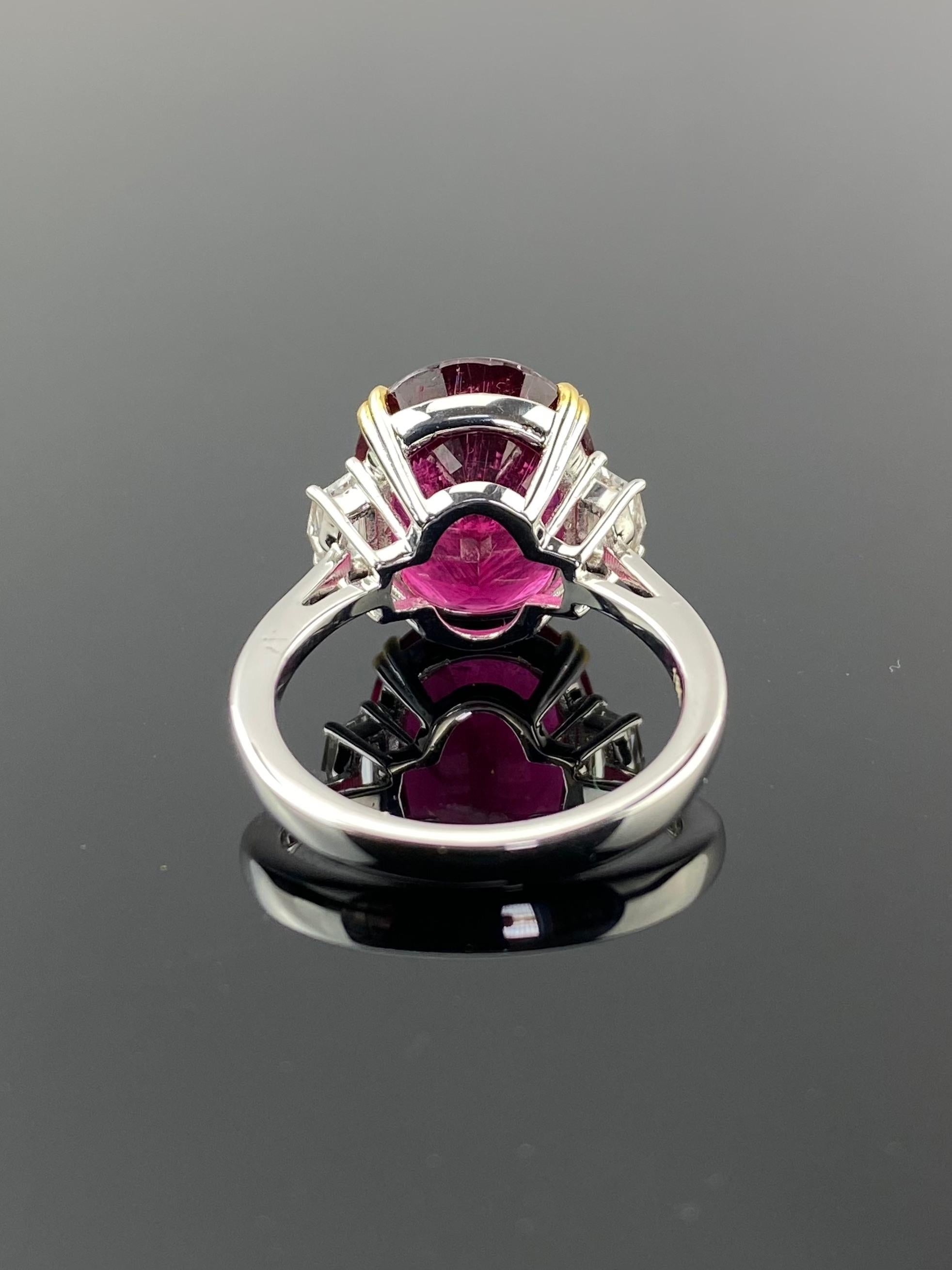 9.25 Carat Rubelite and Diamond Three Stone Engagement Ring In New Condition For Sale In Bangkok, Thailand