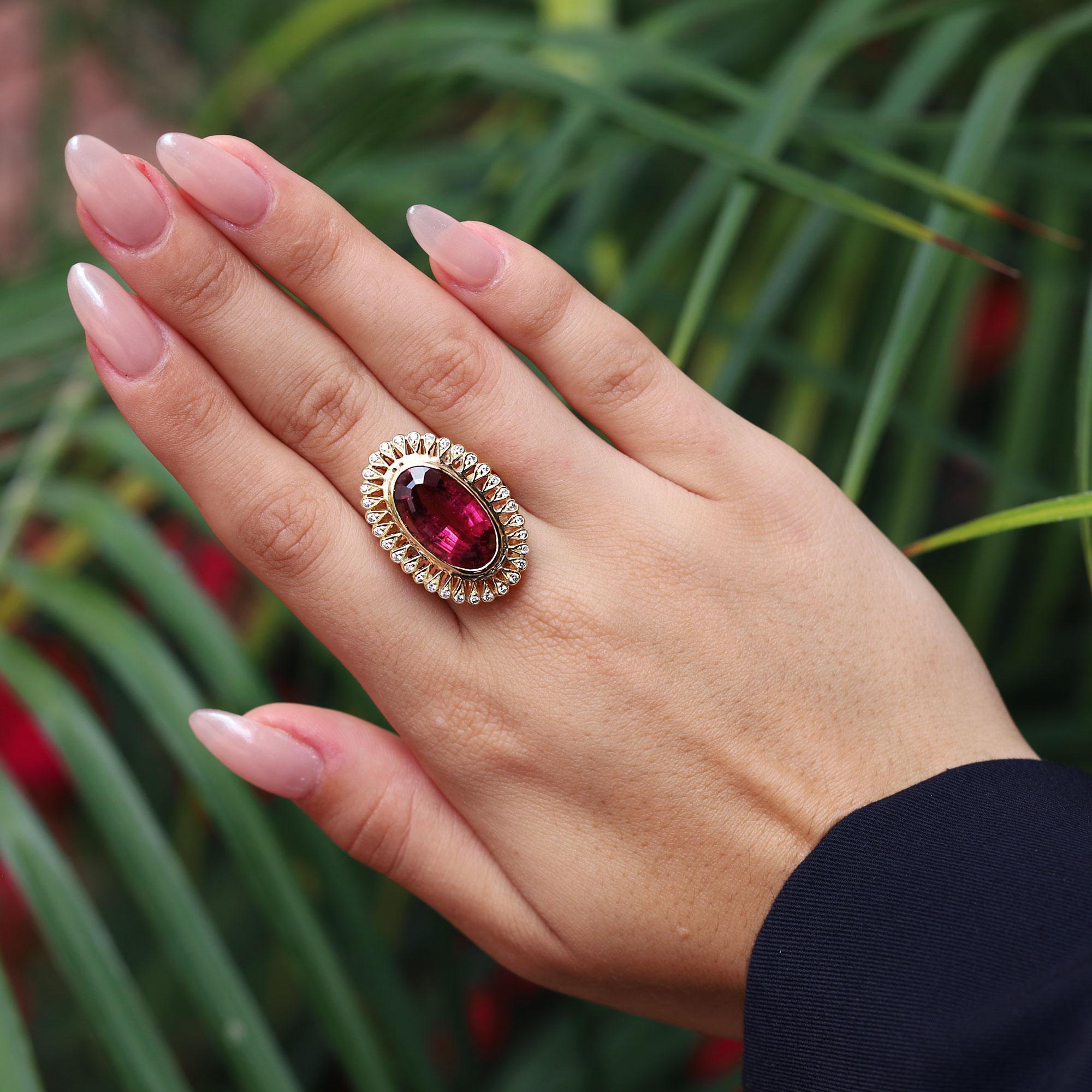 Uno straordinario anello da cocktail Retro 1930, che offre unicità ed eccitazione, avvolte in un pacchetto d'oro. Il suo design allungato e vintage mette in mostra un'affascinante tormalina rubellite naturale del peso di 9,25 carati, che brilla come
