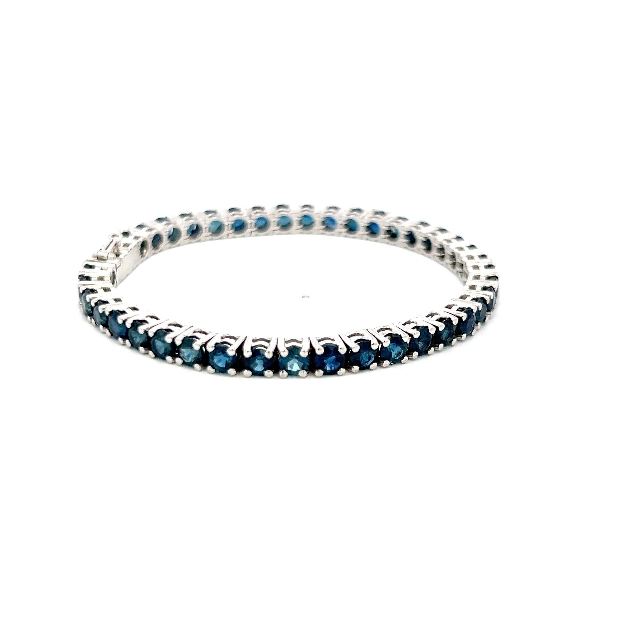 Titel:
Dieses elegante Tennisarmband präsentiert 9,25 Karat sattblaue, runde, brillante Saphire, die sicher in 18 Karat Weißgold gefasst sind. Die gleichmäßige Brillanz und die lebendige Farbe bilden eine durchgehende Linie, die sich anmutig am