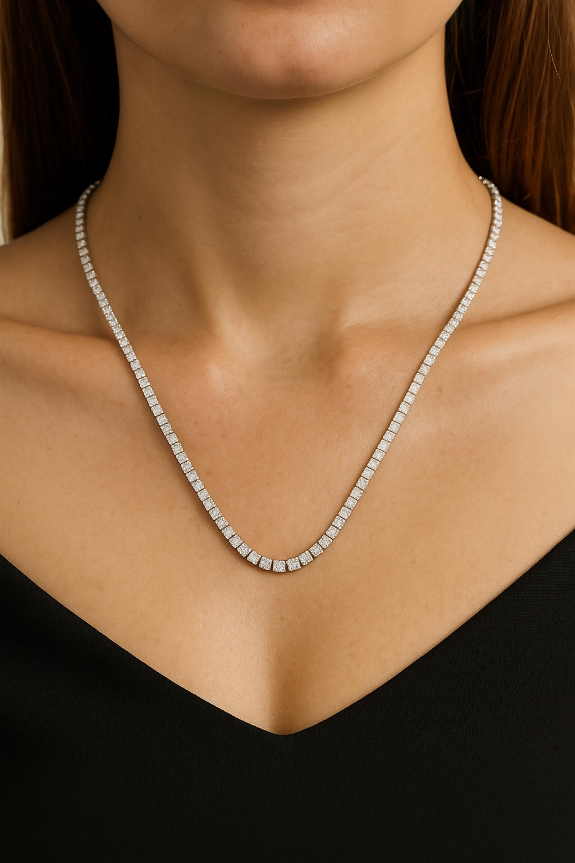 Este collar de cadena de tenis de oro blanco de 18 quilates con diamantes de 9,25 quilates, claridad SI y color HI, tiene eslabones que conectan cada diamante brillante redondo en un engaste individual de cuatro puntas.
Los diamantes son un símbolo