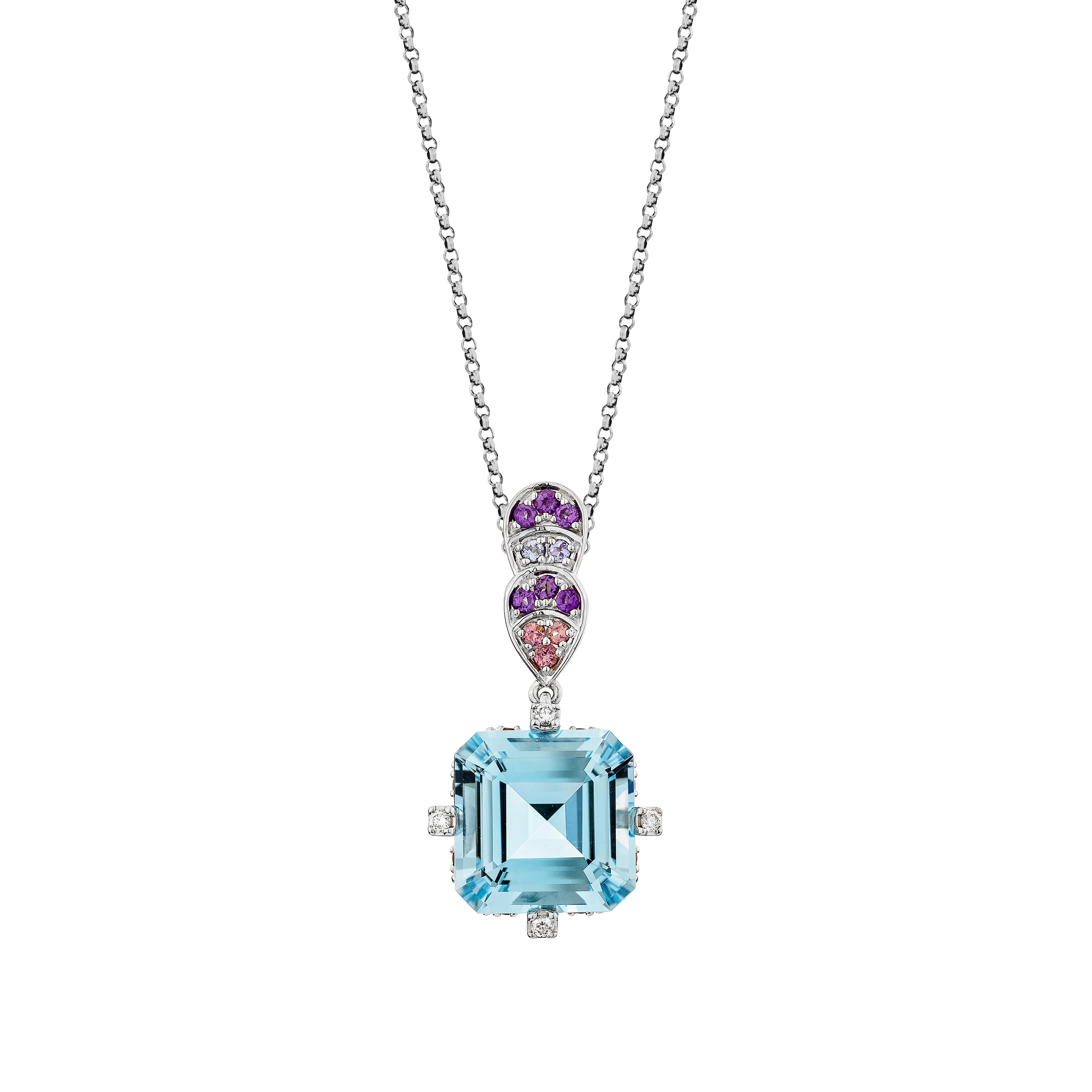 Taille octogone Pendentif de topaze bleue suisse de 9,25 carats en 18 carats avec plusieurs pierres précieuses et diamants. en vente