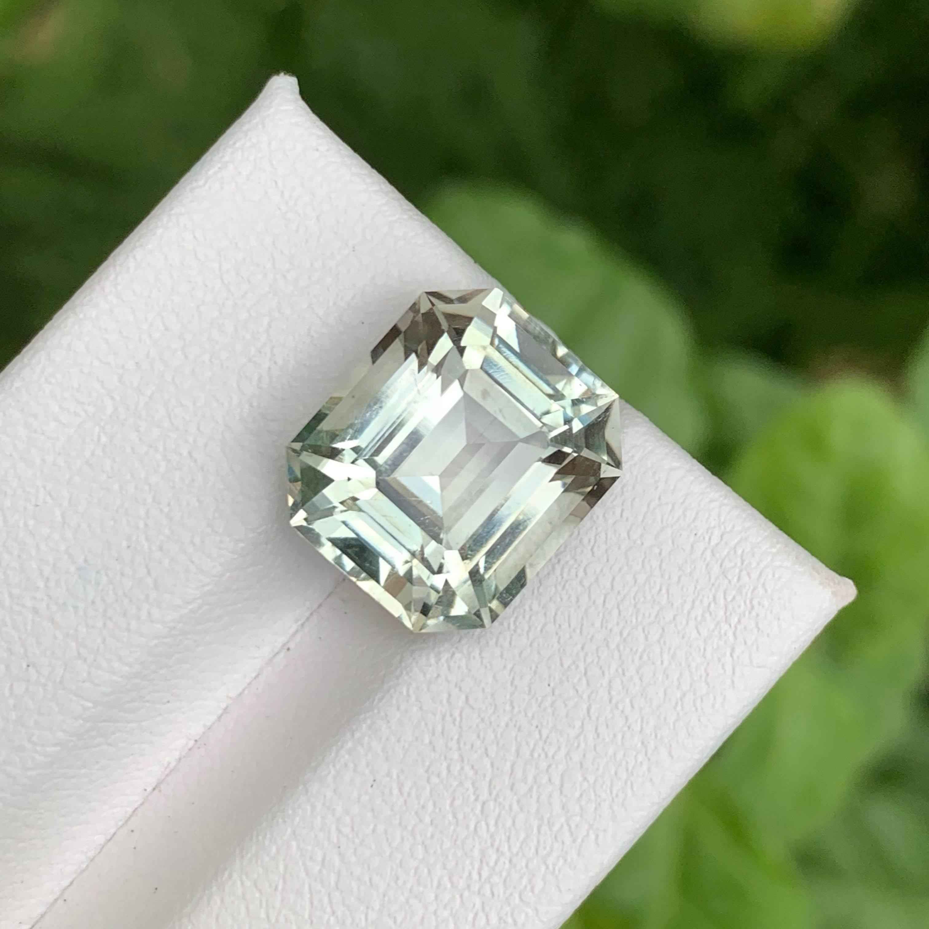 Moderno 9.25 carats Greenish Amethyst Stone Emerald Cut Natural African Gemstone in vendita