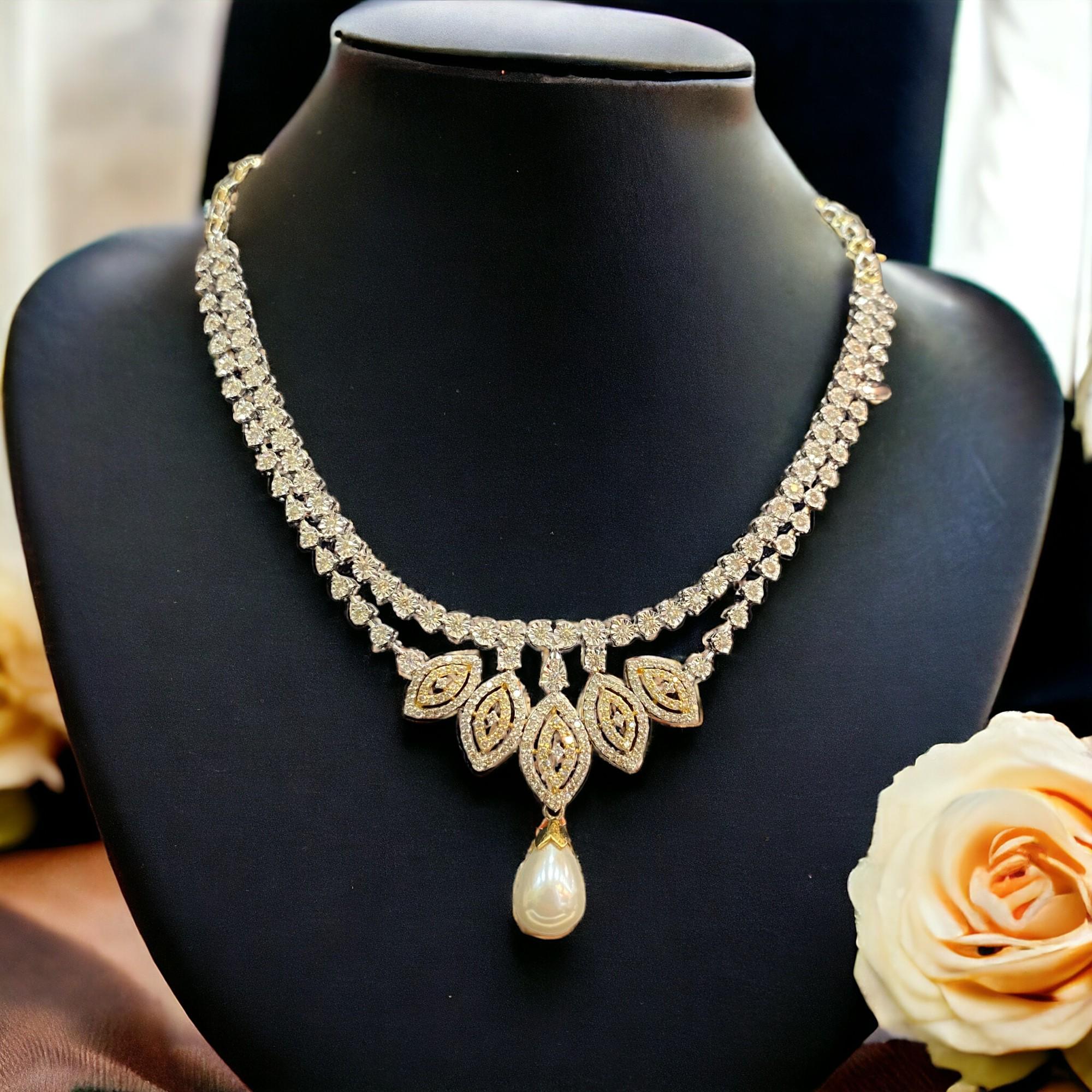 Contemporary 9.25 Cts F/VS1 Round Brilliant Cut Diamonds Pearl Necklace in 14K Two-Tone Gold For Sale