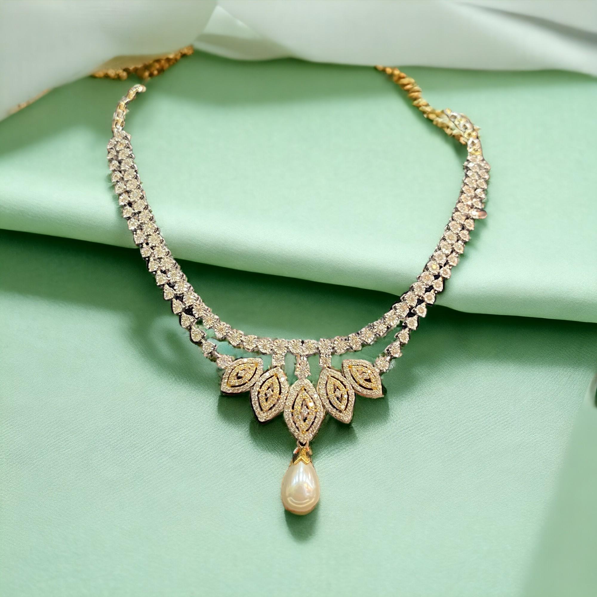 Round Cut 9.25 Cts F/VS1 Round Brilliant Cut Diamonds Pearl Necklace in 14K Two-Tone Gold For Sale
