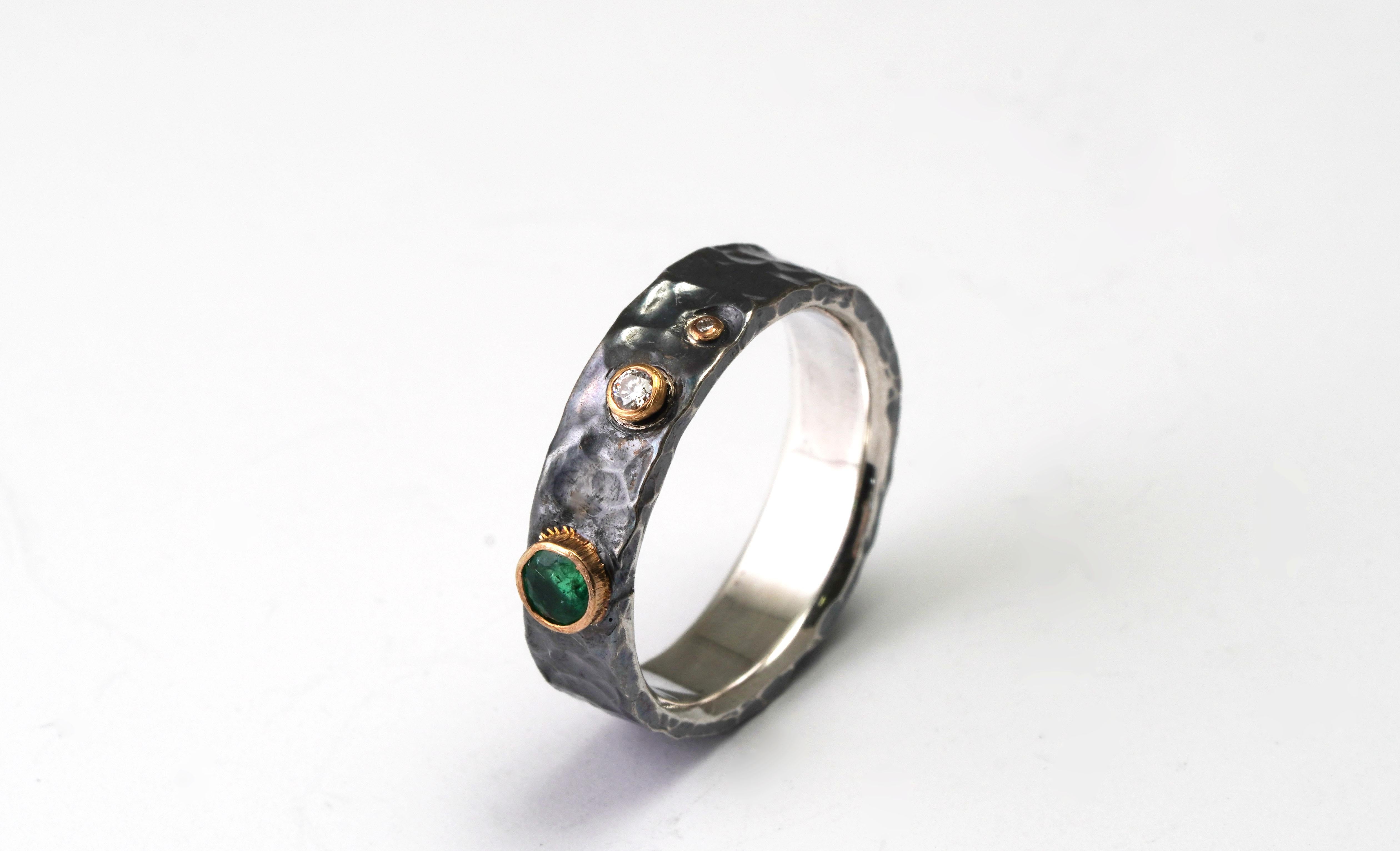 925 Oxidized Silver 22 Karat Yellow Gold Emerald Diamond Ring In New Condition For Sale In София, BG