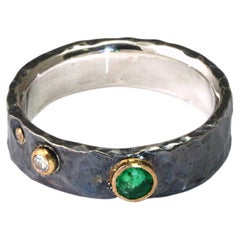 Anello in argento 925 ossidato e oro giallo 22 carati con diamante smeraldo