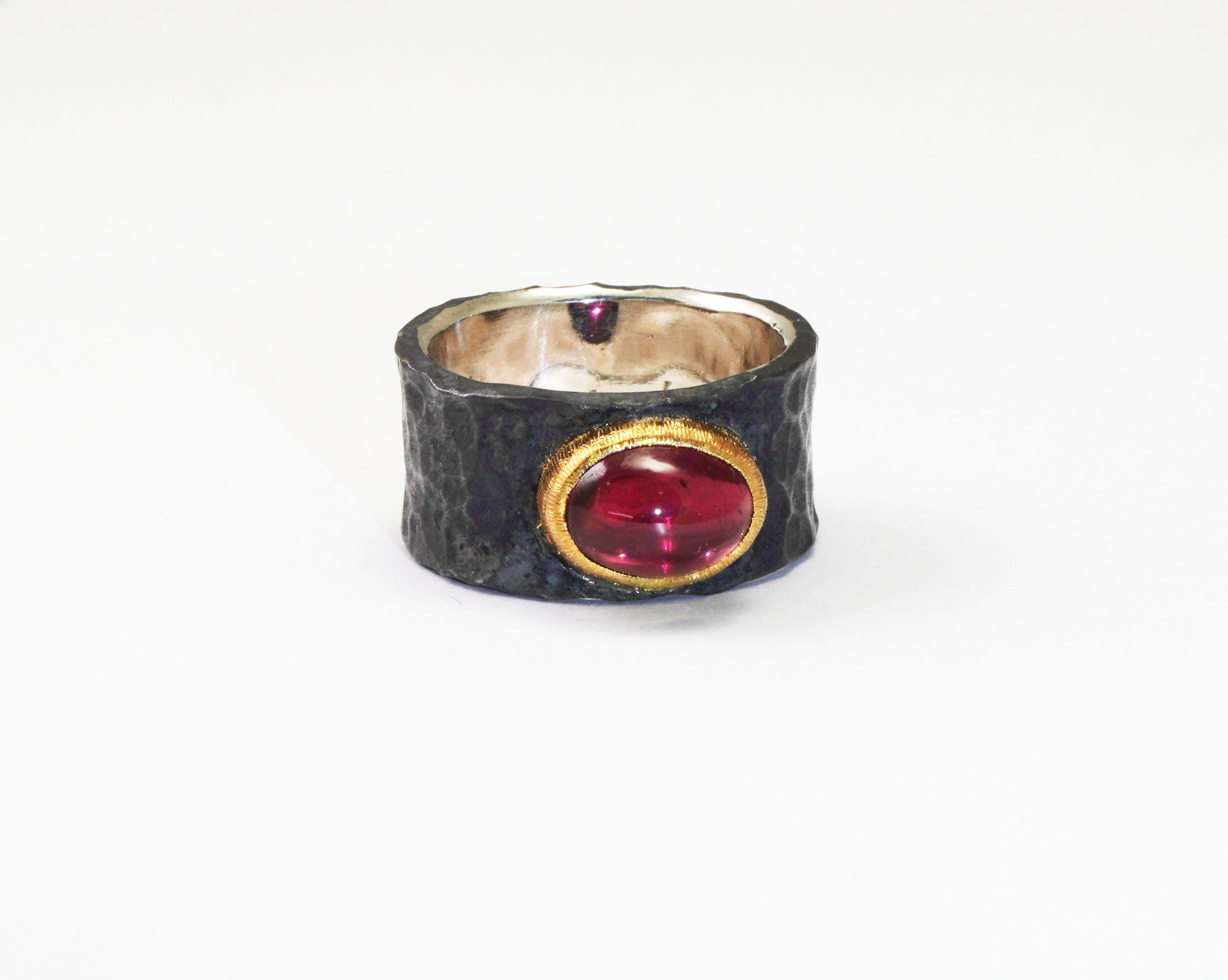 Handmade 925 Oxidized Silver Ring with Garnet
(SOLID GOLD)
Gold kt: 22 
Gold color: Yellow
Ring size: 6 1/2 US
Total weight: 9.80 grams

Set with:
- Garnet
Cut: Cabochon
Color: Crimson