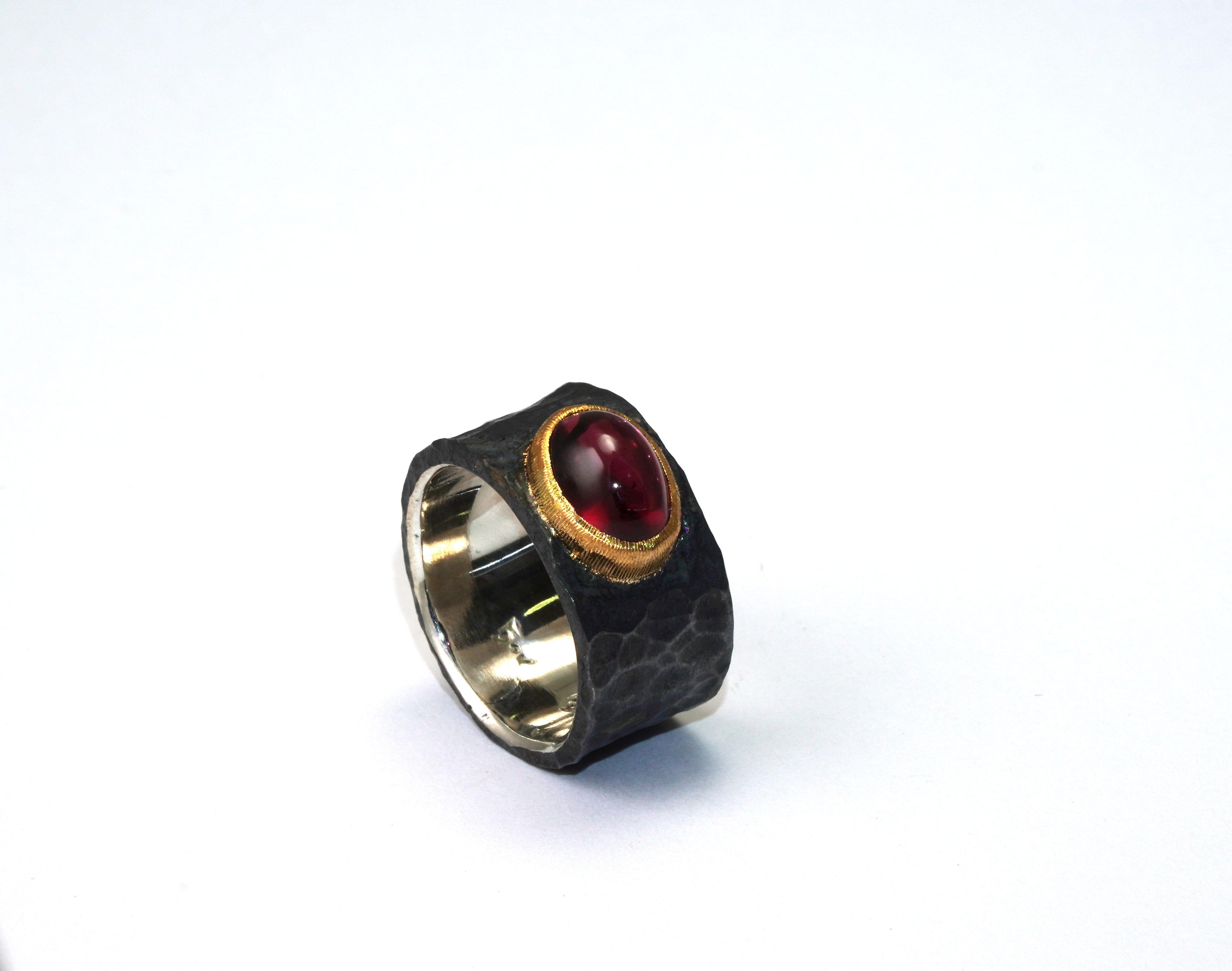 925 Oxidized Silver 22kt Gold Crimson Garnet Ring In New Condition For Sale In София, BG