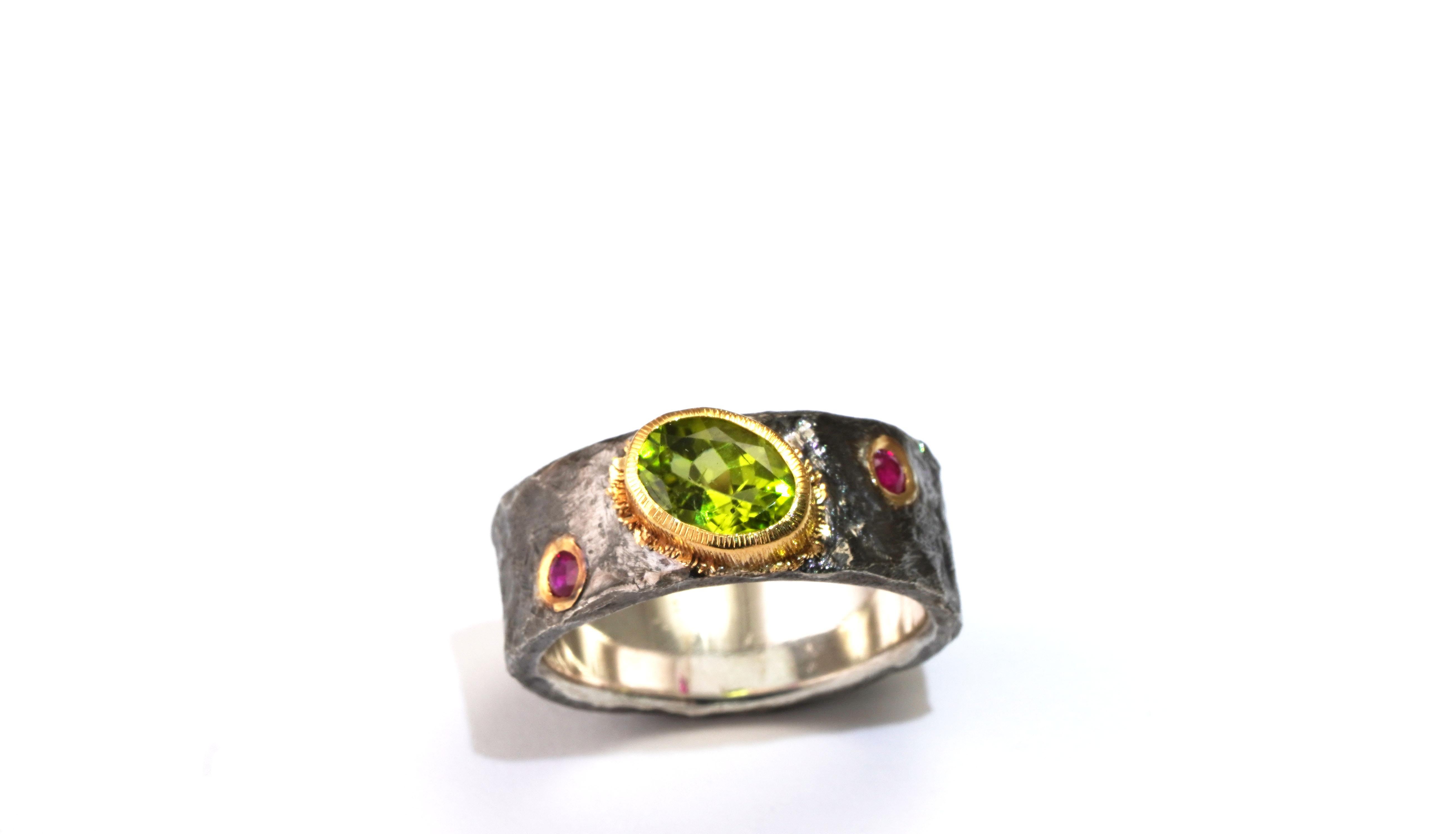 Modern 925 Oxidized Silver Ring 22 Karat Yellow Gold Peridot Ruby Ring For Sale