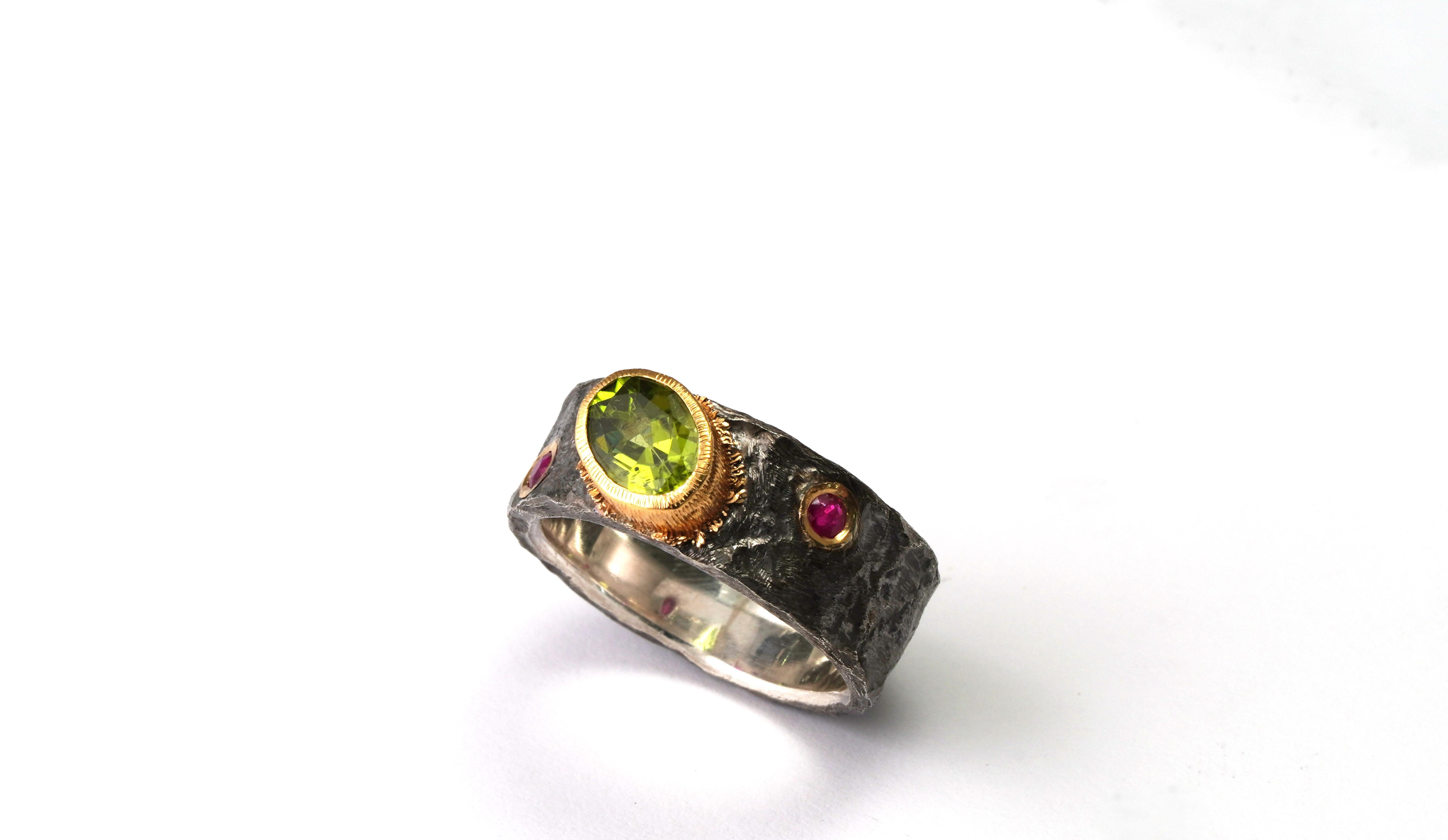 925 Oxidized Silver Ring 22 Karat Yellow Gold Peridot Ruby Ring In New Condition For Sale In София, BG