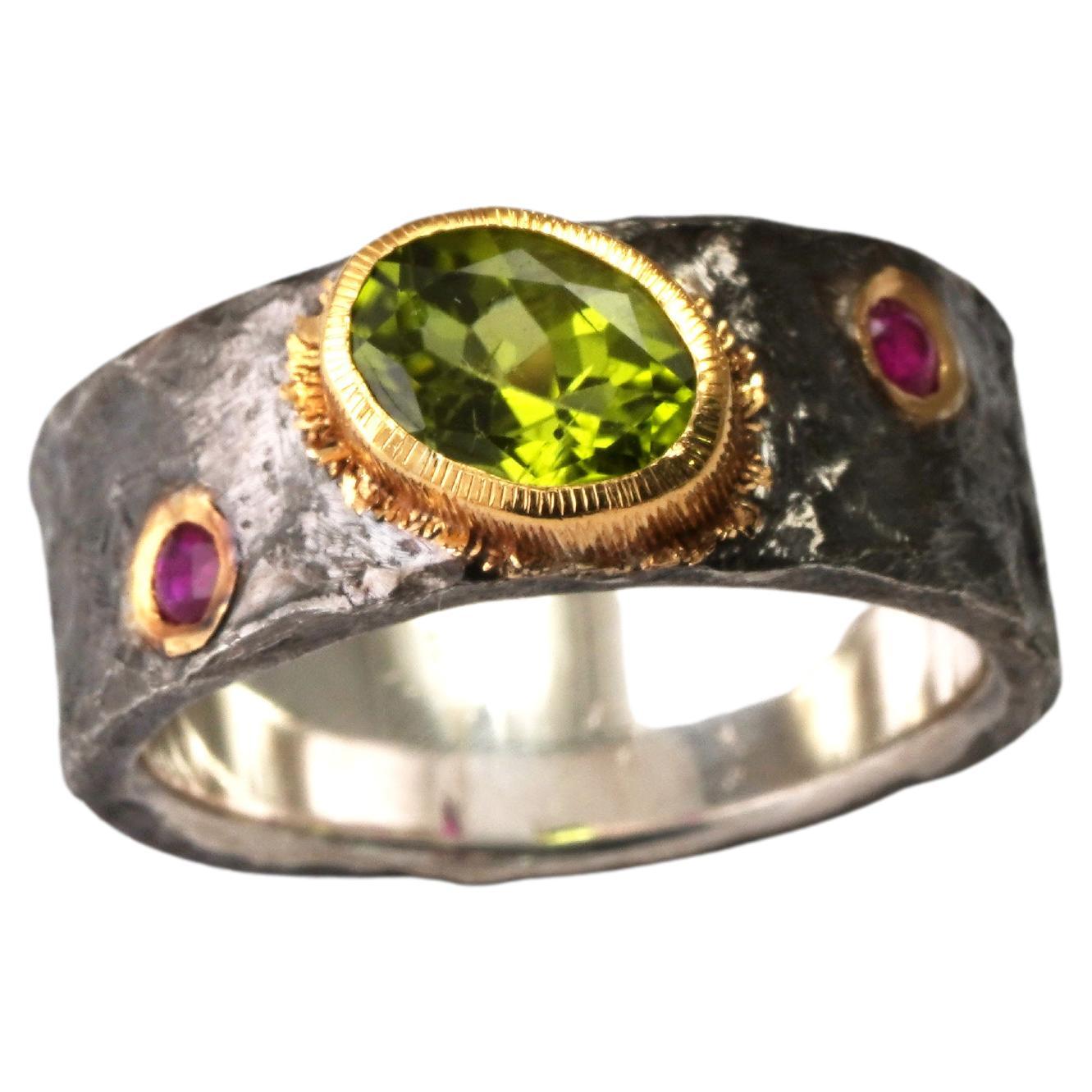 925 Oxidized Silver Ring 22 Karat Yellow Gold Peridot Ruby Ring For Sale
