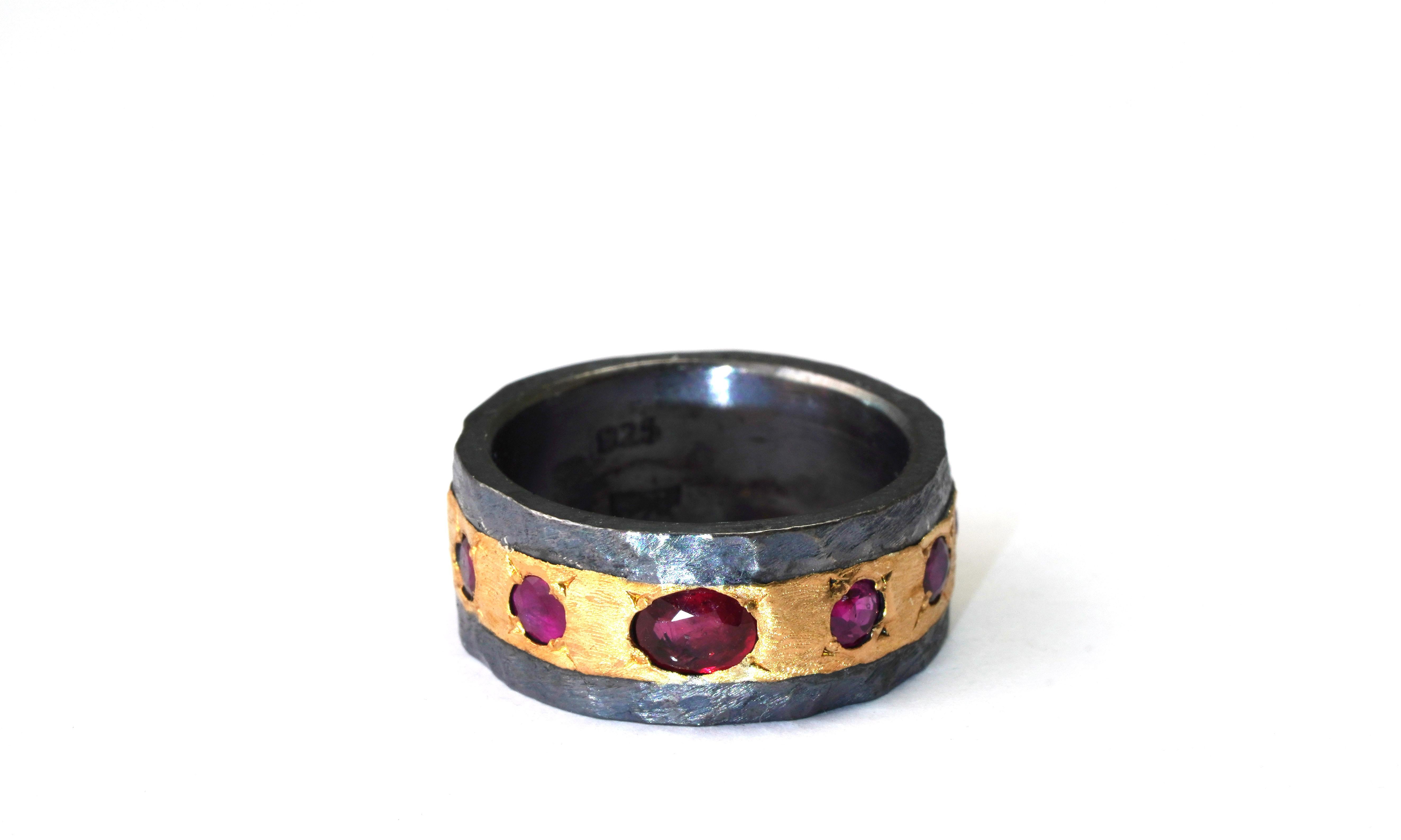 925 Oxidized Silver Ring
Gold kt: Solid 22 kt
Gold color: Yellow
Ring size: 6 3/4 US
Total weight: 9.44 grams

Set with:
- Ruby
Cut: Mixed
Total weight: 1.07 carat
Color: Red