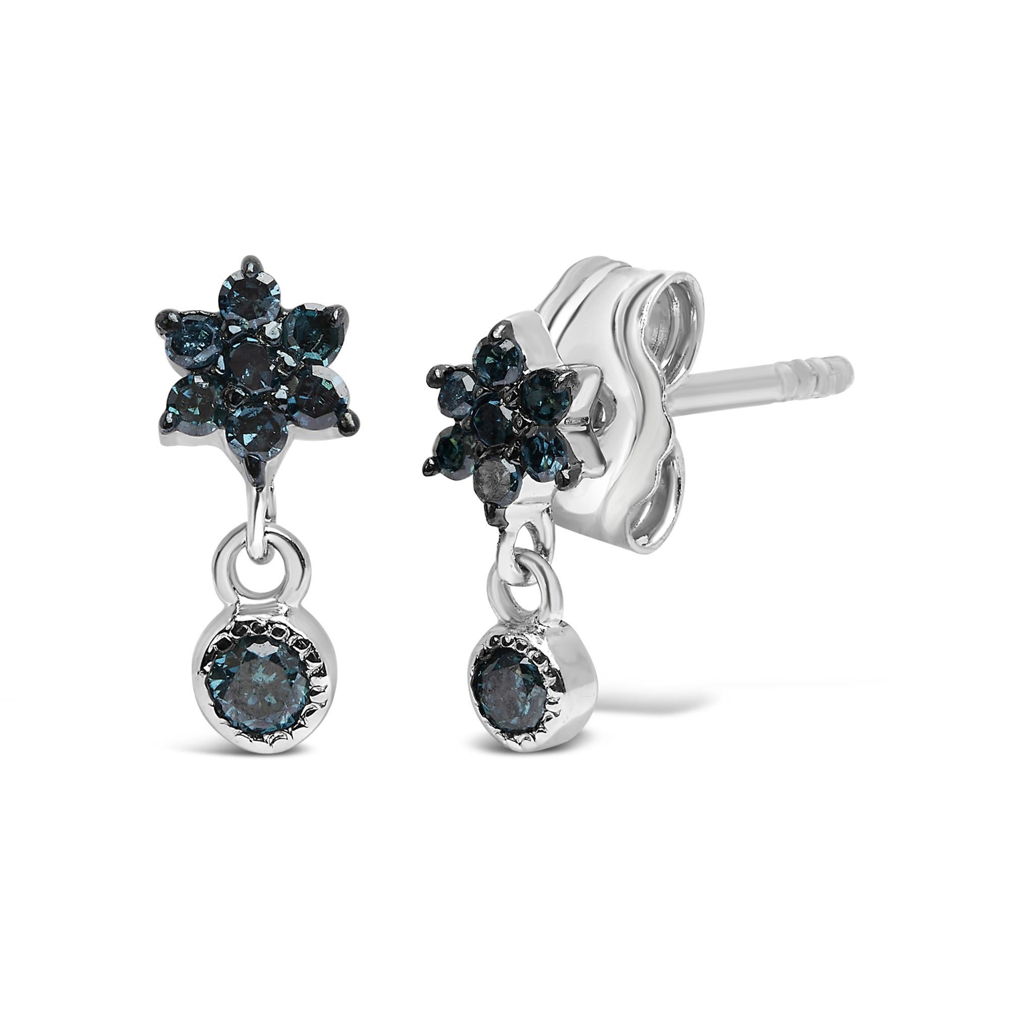 Scopri il fascino celestiale di questi squisiti orecchini in argento sterling, ognuno dei quali è un capolavoro progettato per abbagliare. All'interno dei loro grappoli a forma di stella, i diamanti blu naturali estratti dalla terra brillano con un