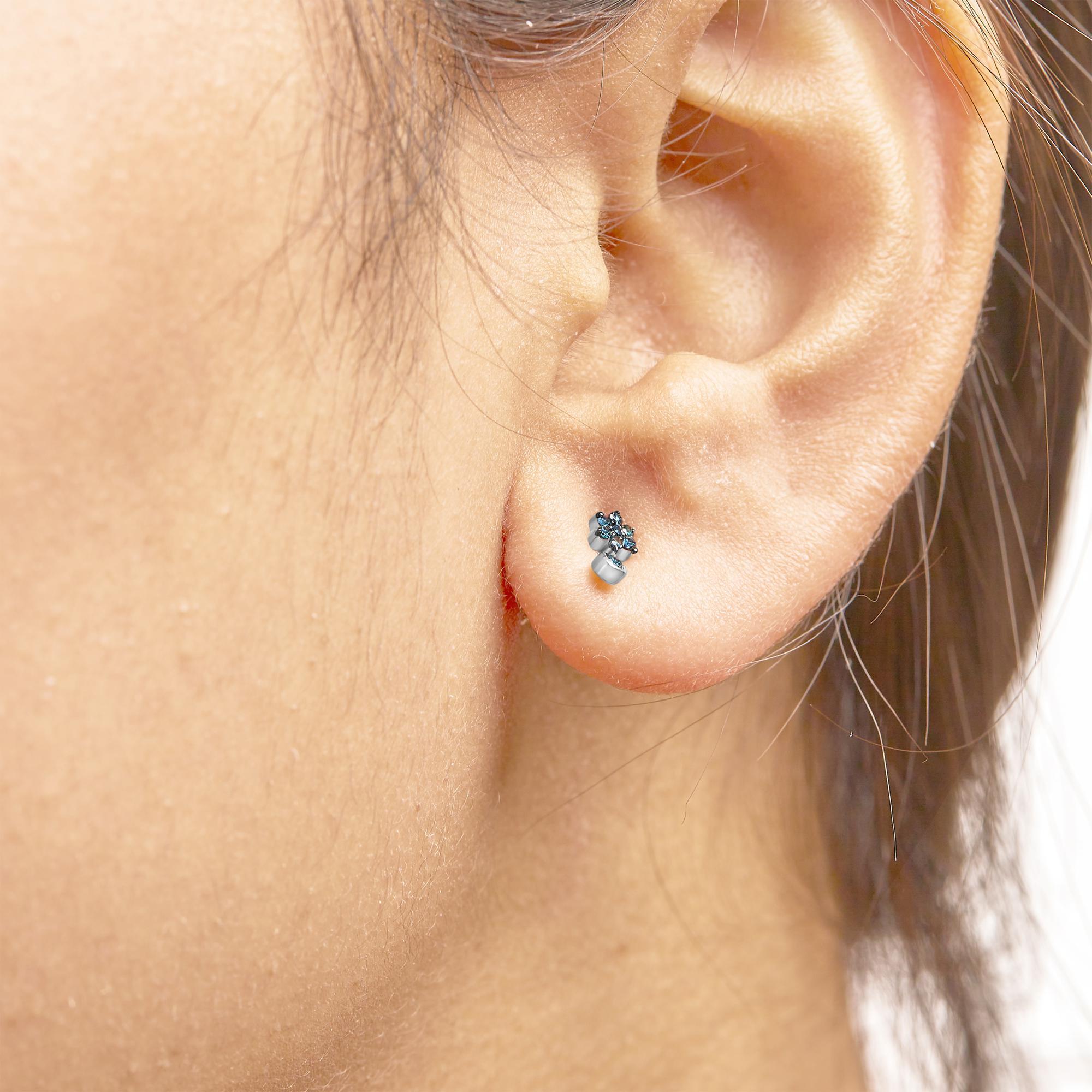 Taglio rotondo A. Silver 1/10 Cttw Blue Treated Diamond Star Stud Bezel Drop Dangle Earrings (orecchini a goccia con castone) in vendita
