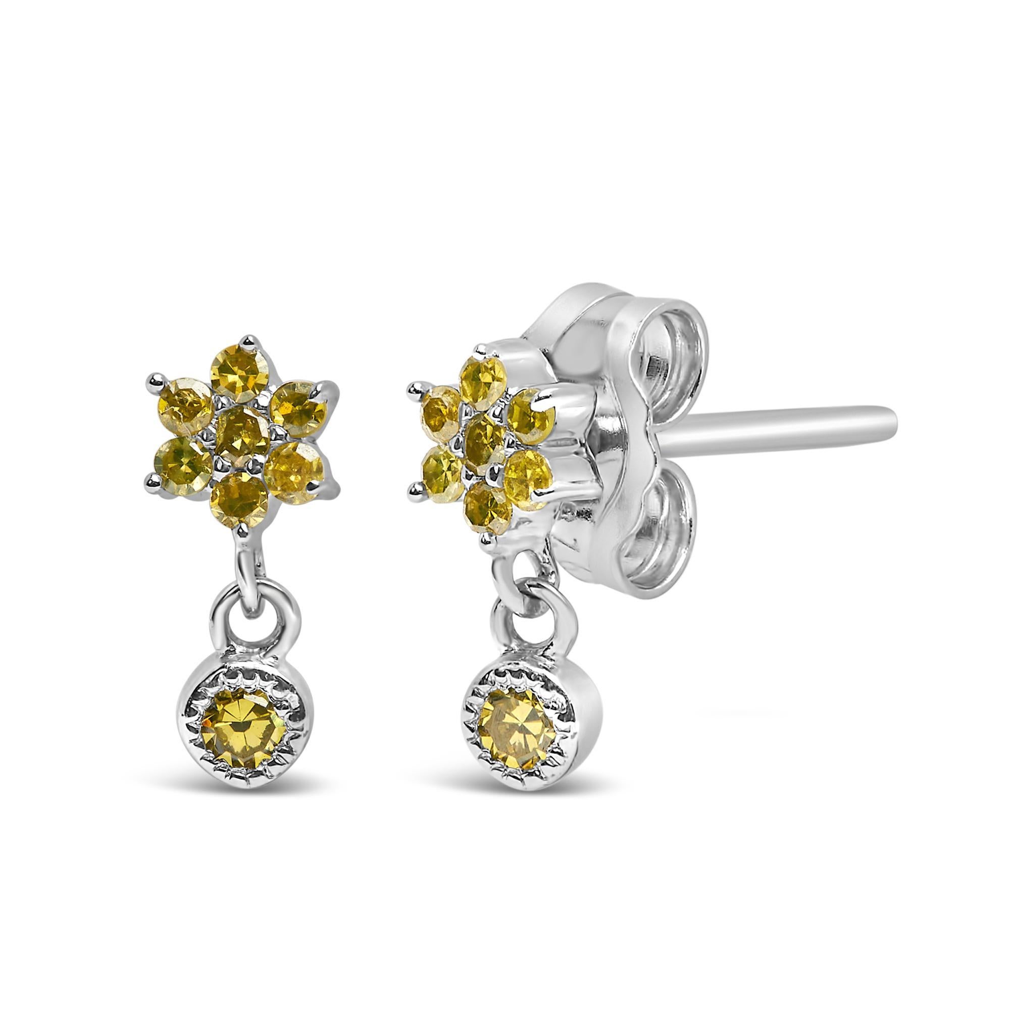 Dévoilez le charme céleste de ces boucles d'oreilles exquises, où les diamants jaunes naturels scintillent avec la promesse d'un ciel étoilé. Chaque pièce méticuleusement fabriquée en argent sterling .925 présente un clou en forme d'étoile qui