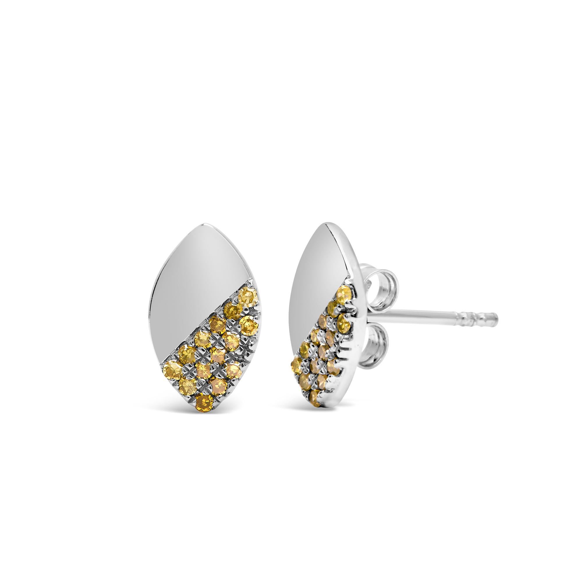 Delicatamente in bilico tra design contemporaneo e raffinatezza classica, questi orecchini a perno, realizzati in argento 925 rodiato, incarnano eleganza e vivacità. La lucente silhouette a forma di pera è ingegnosamente divisa in due con una metà
