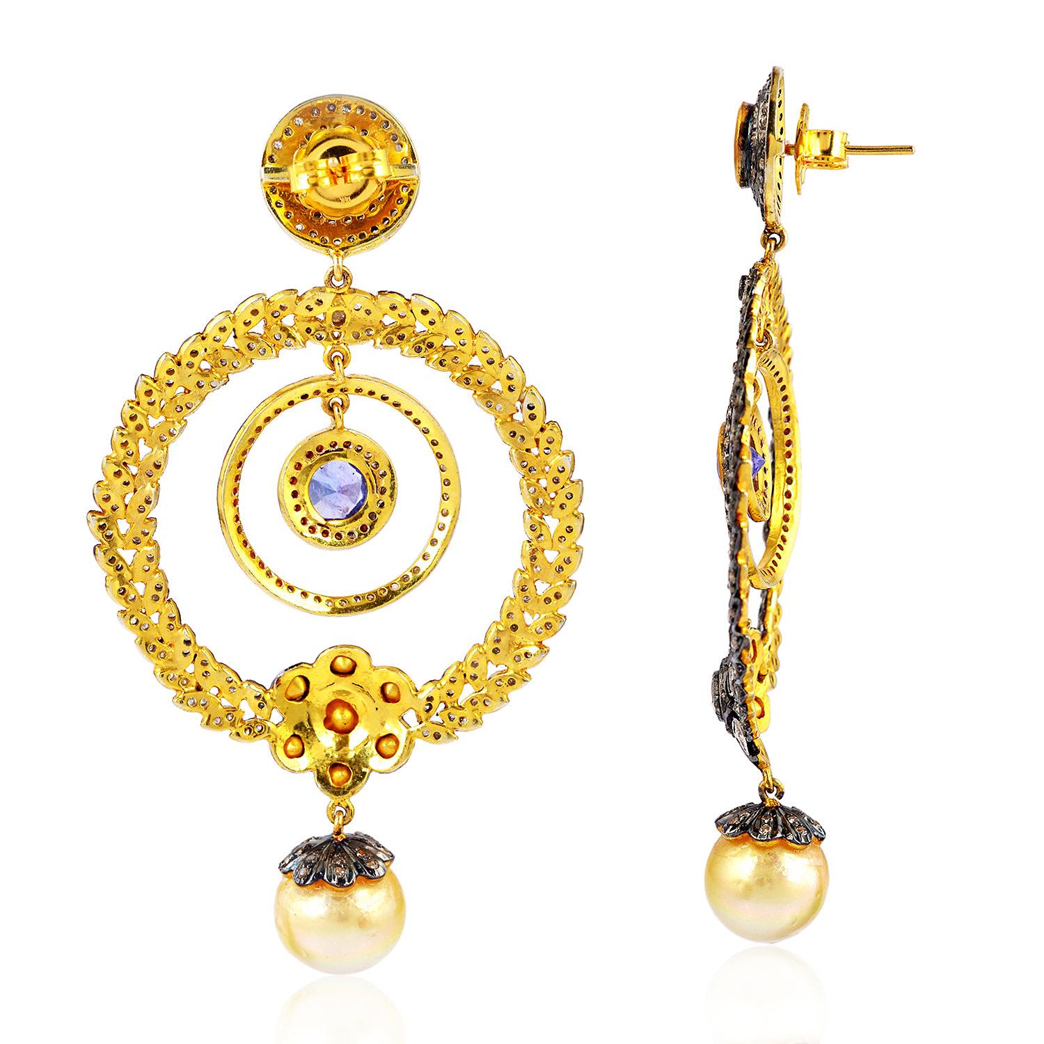 .925 Silver 14k Yellow Gold 7.44ct Tanzanite 6 ct Diamond Pearl Dangle Earrings

6.08 carats of White Polki and round cut diamonds 7.44 Carat Tanzanite set in .925 Sterling Silver and 14k Gold Dangle Earrings with 28.95 Carat Chinese Pearl.

We