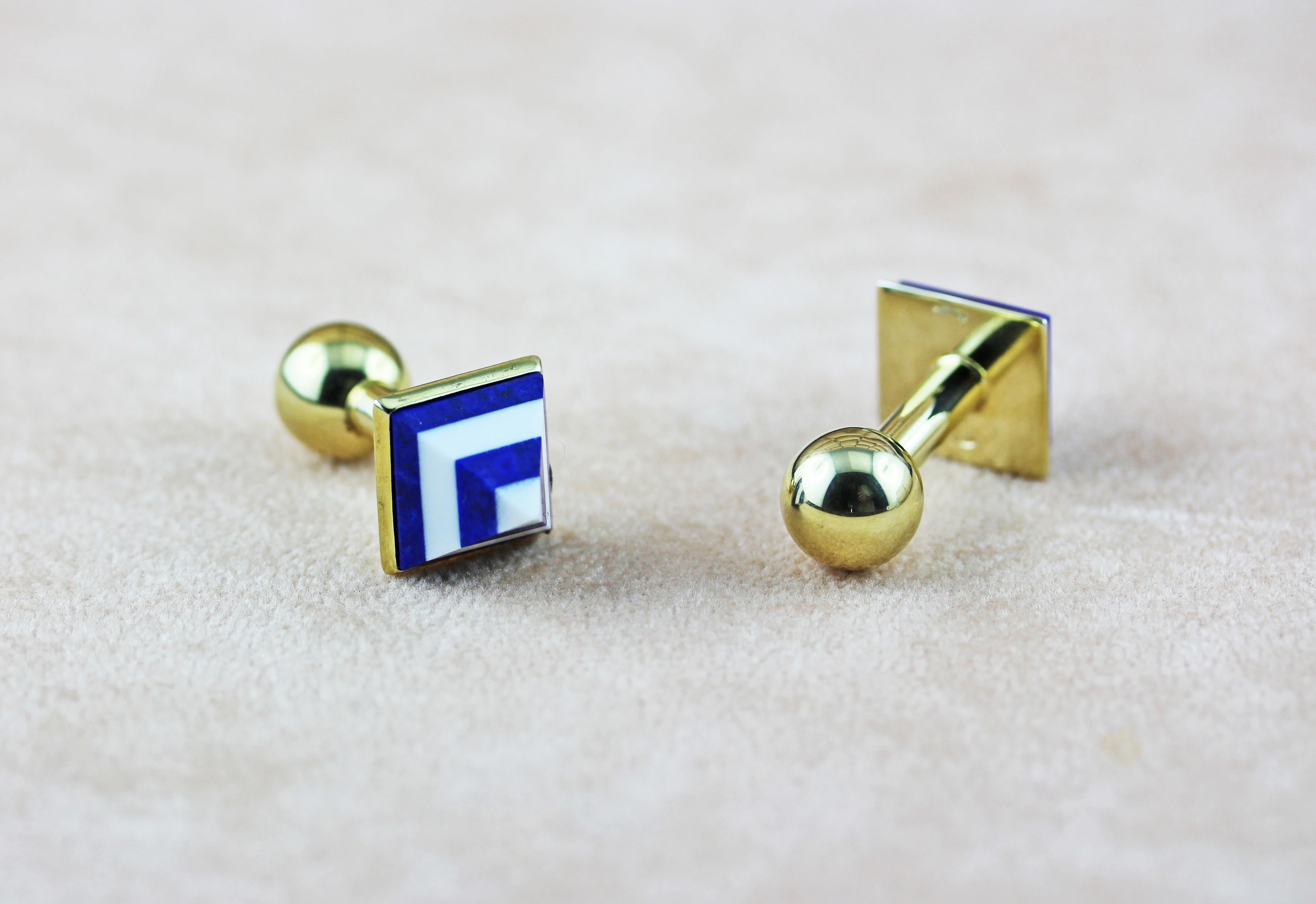 This superb pair of cufflinks feature a spherical toggle and minimalist post in sterling silver 925 and 18 karat yellow gold plated , while the front face is in the shape of a pyramid mounted featuring layers of white agate and lapis lazuli