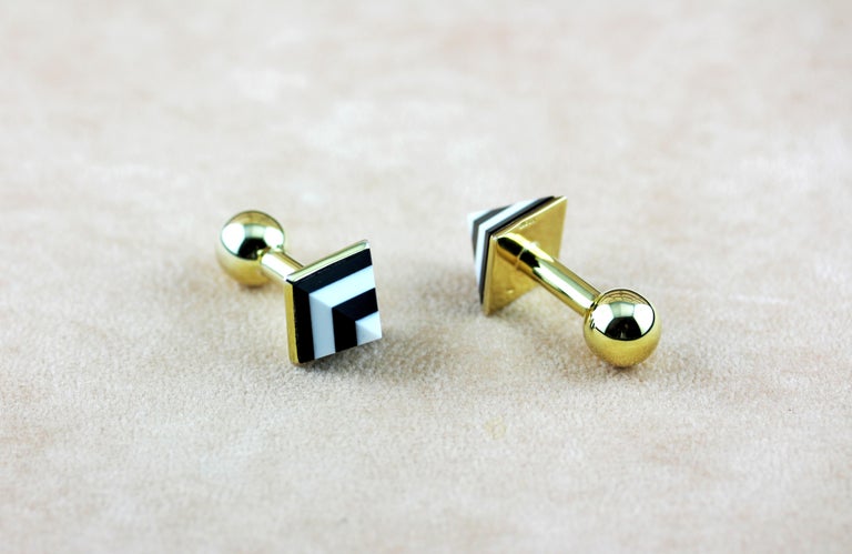 This superb pair of cufflinks feature a spherical toggle and minimalist post in sterling silver 925 and 18 karat yellow gold plated , while the front face is in the shape of a pyramid mounted featuring layers of white agate and onyx alternating for