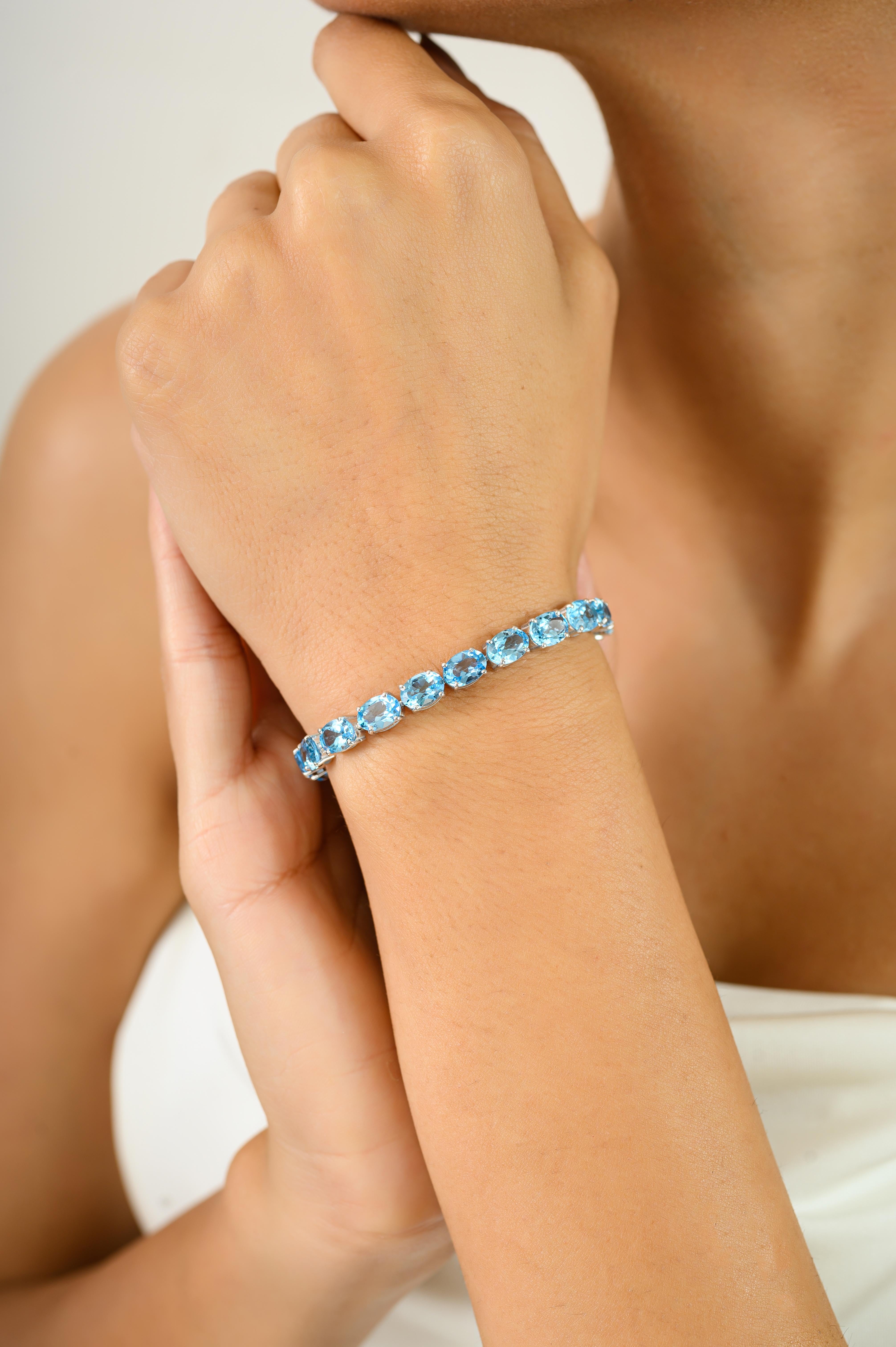 Taglio ovale Bracciale tennis in argento 925 da 22,63 carati con gemme di topazio blu sfaccettate per la nonna in vendita