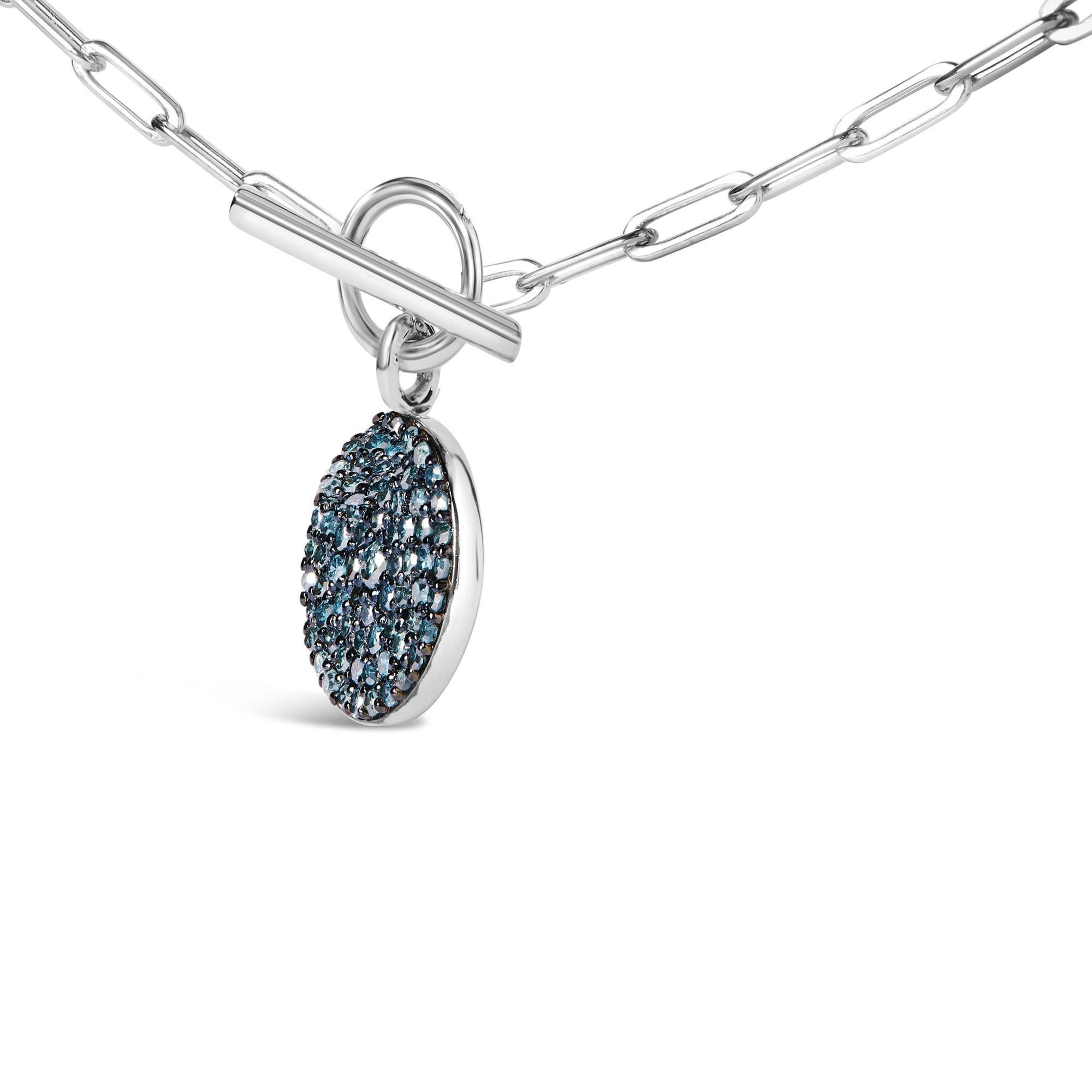 Moderno Collana in argento .925 con medaglione di diamanti blu trattati da 3/8 cttw e catena a ginocchiera in vendita