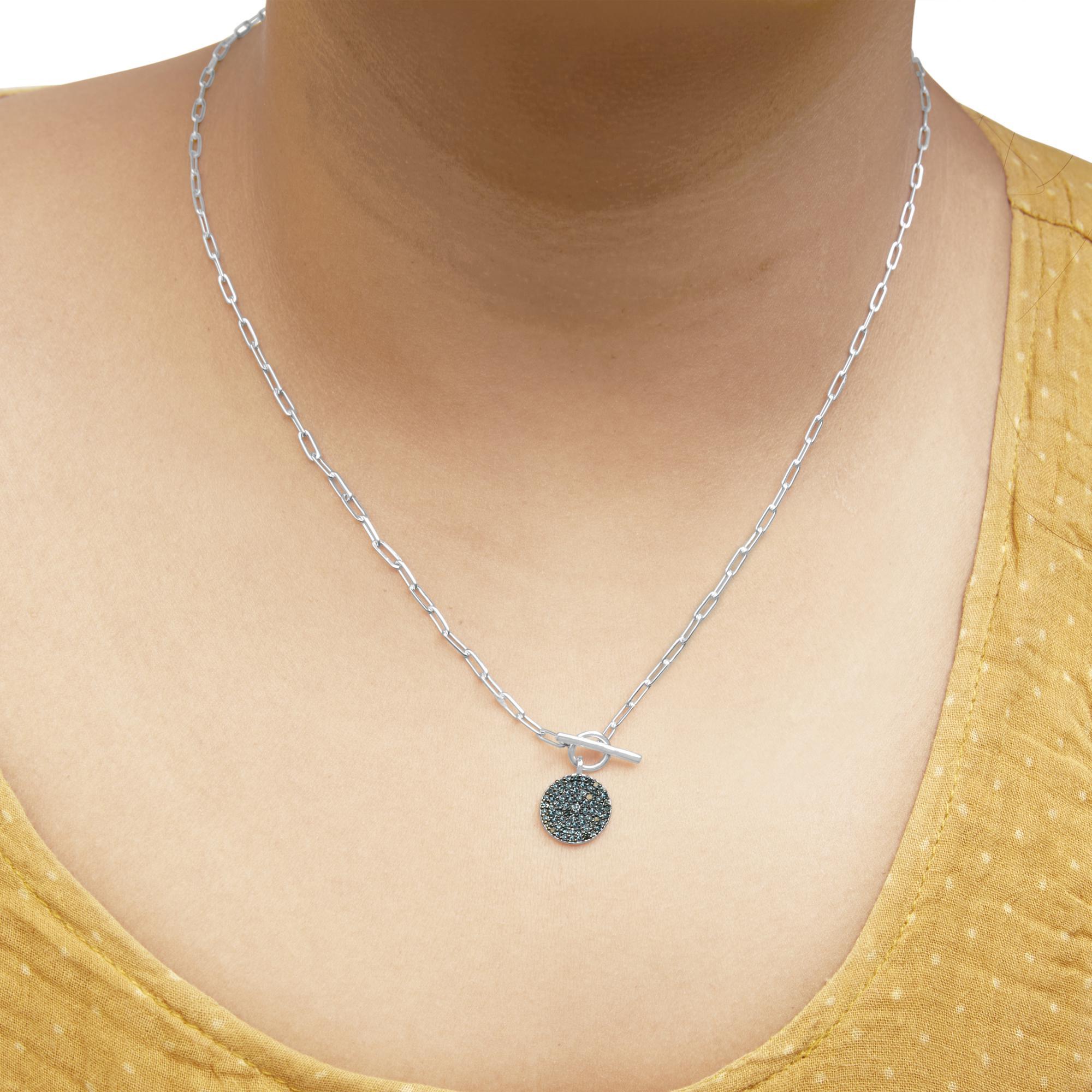 Taglio rotondo Collana in argento .925 con medaglione di diamanti blu trattati da 3/8 cttw e catena a ginocchiera in vendita