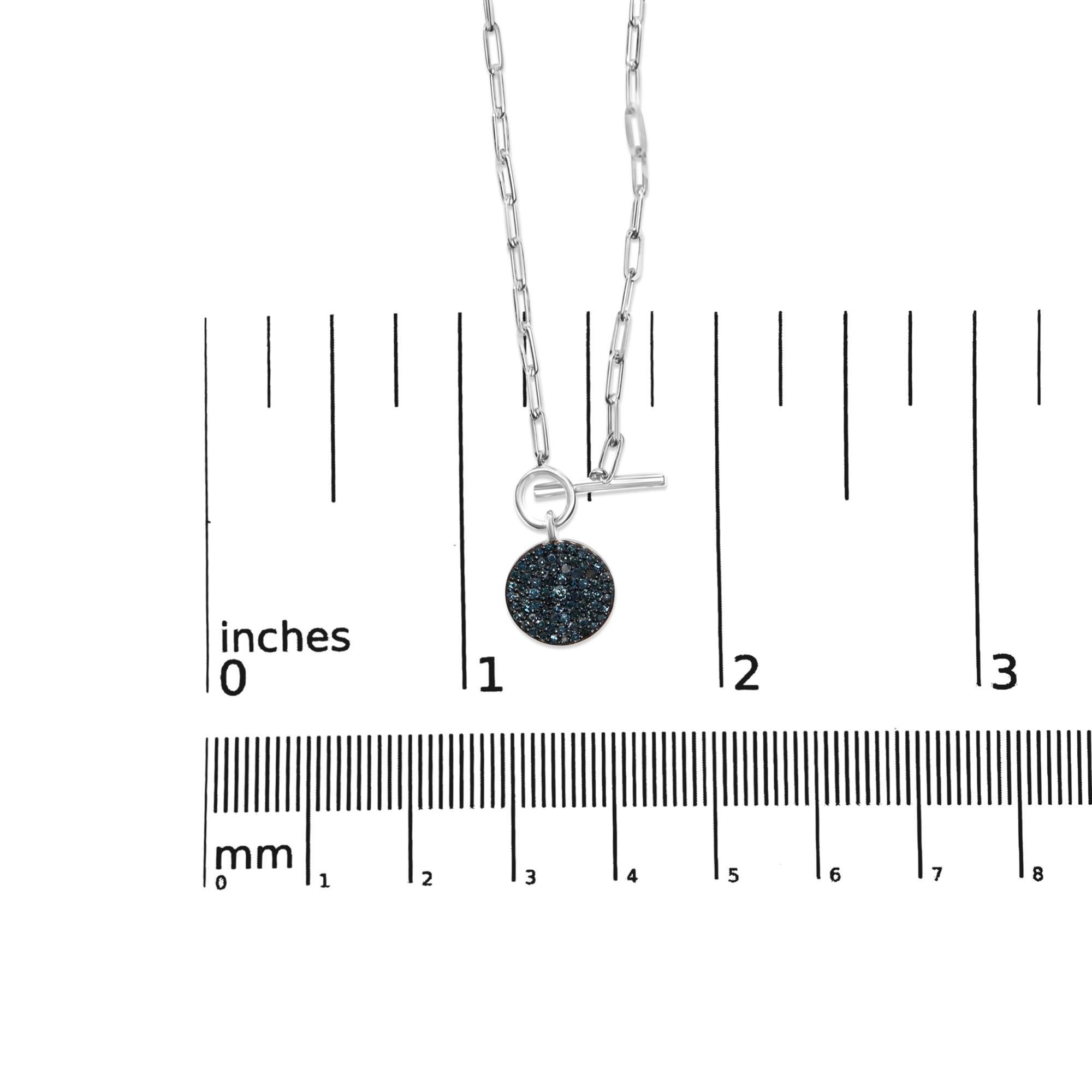 Collana in argento .925 con medaglione di diamanti blu trattati da 3/8 cttw e catena a ginocchiera In condizioni Nuovo in vendita a New York, NY