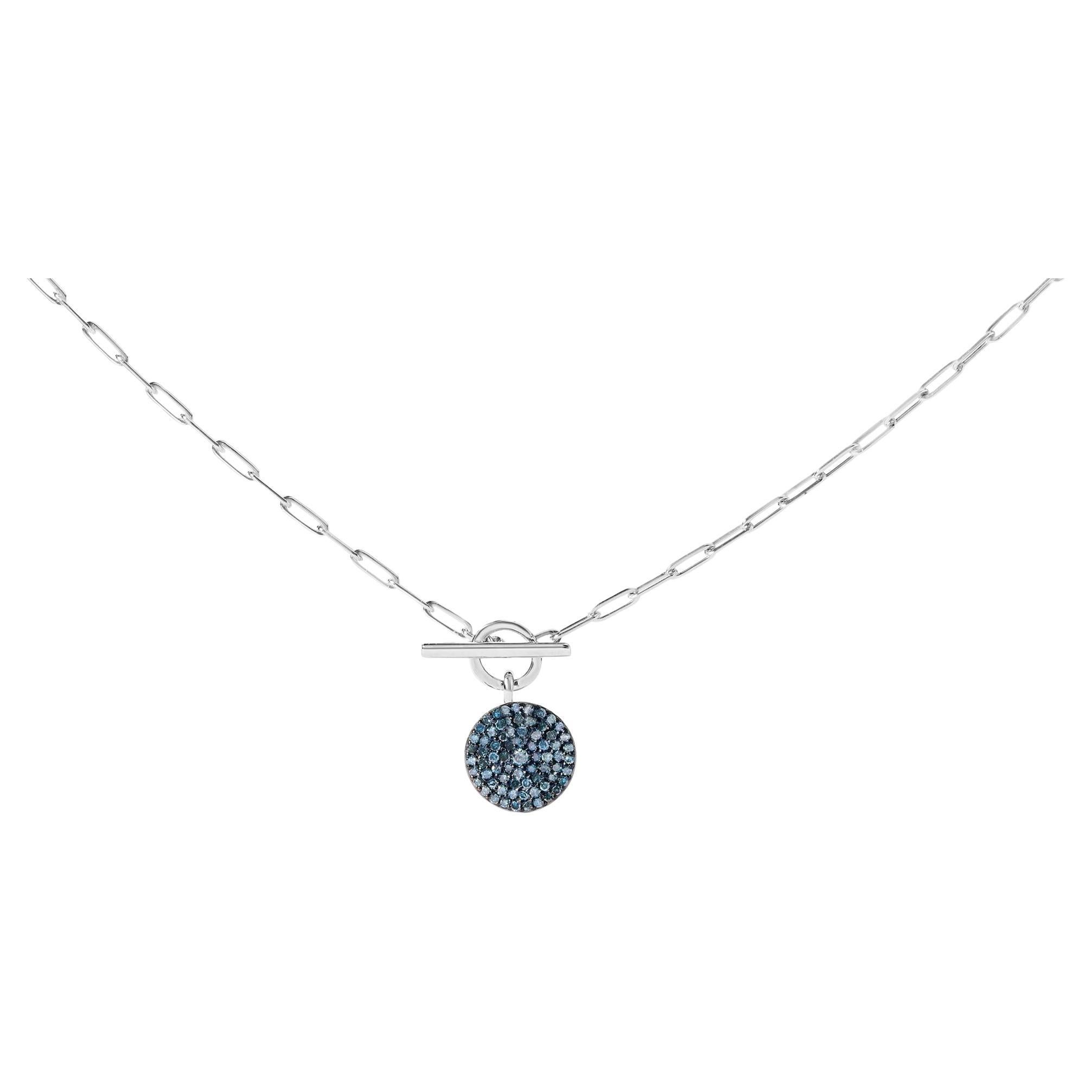 Collana in argento .925 con medaglione di diamanti blu trattati da 3/8 cttw e catena a ginocchiera in vendita
