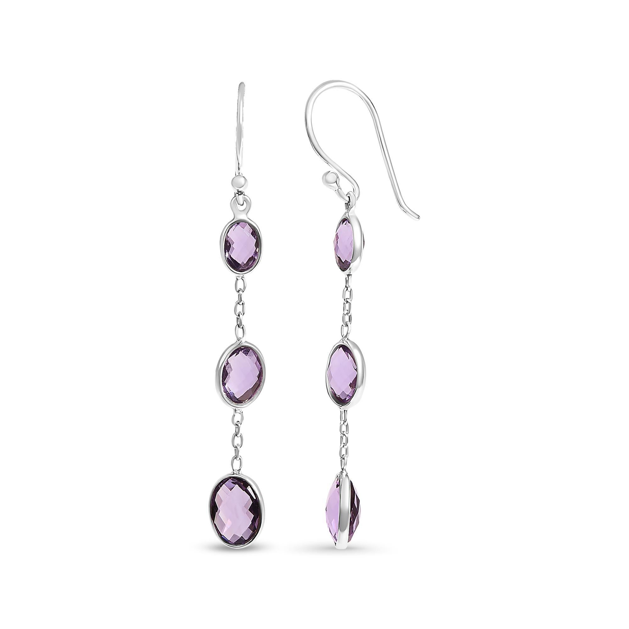 Découvrez une symphonie rayonnante de couleurs et de savoir-faire avec cette superbe paire de boucles d'oreilles pendantes, ornées d'améthystes violettes naturelles dont la taille en damier enchante et fait danser la lumière. Chacune des trois