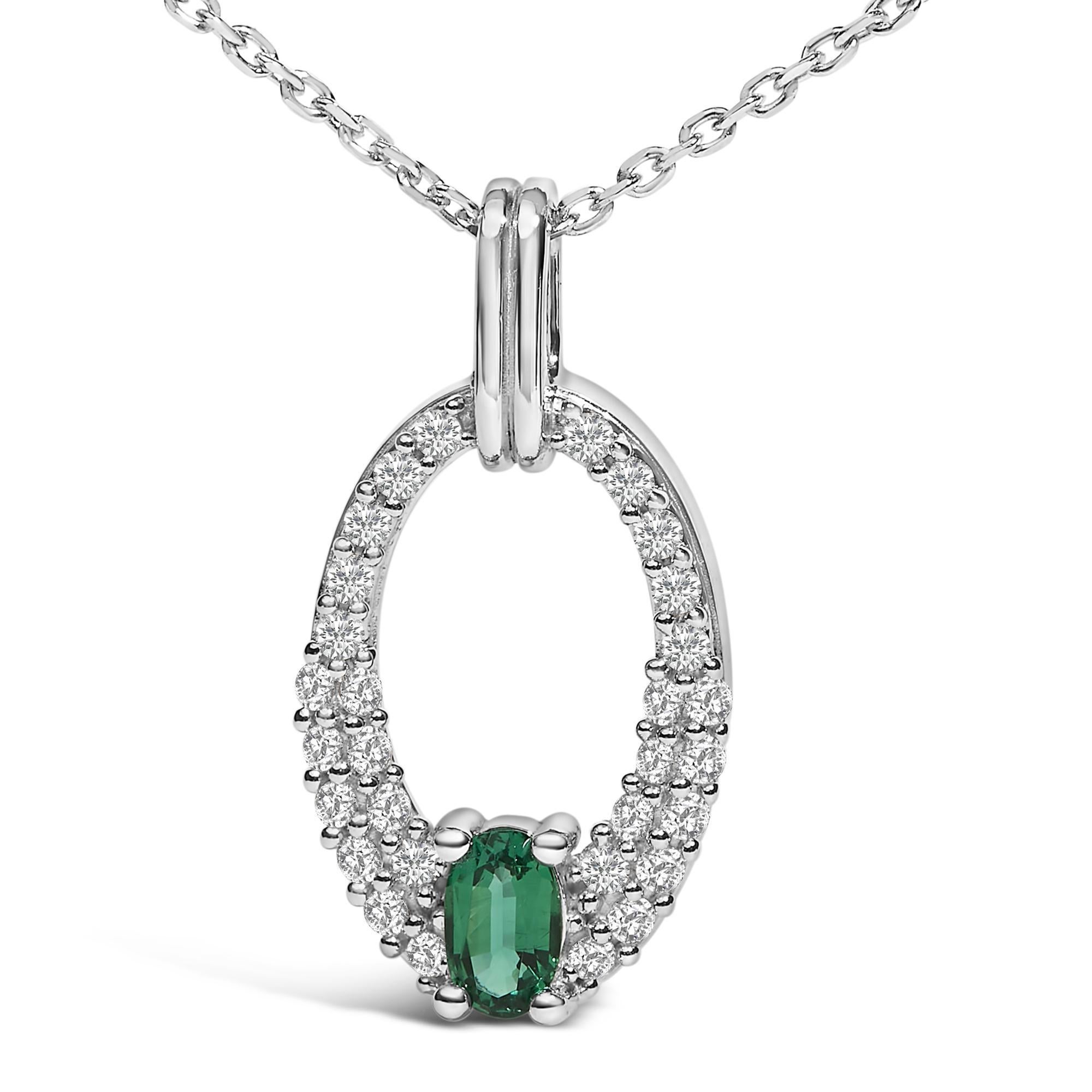 Questa squisita collana, magistralmente realizzata in argento sterling 925 rodiato, attira lo sguardo con il suo radioso smeraldo verde dal taglio ovale, una meraviglia creata in laboratorio che risplende di una tonalità verdeggiante e