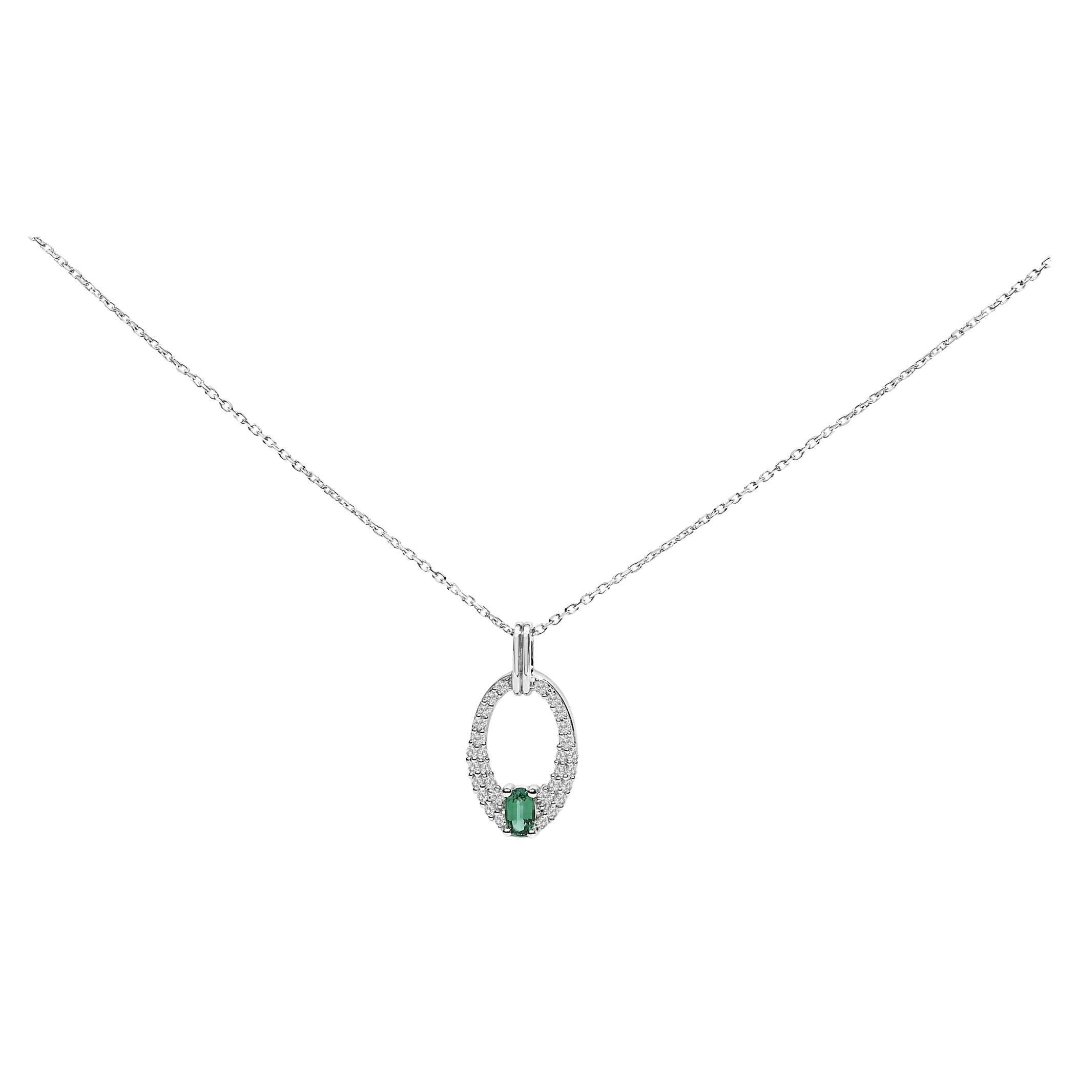 Argento .925 Collana con ciondolo ovale a forma di smeraldo verde creato e zaffiro bianco. in vendita