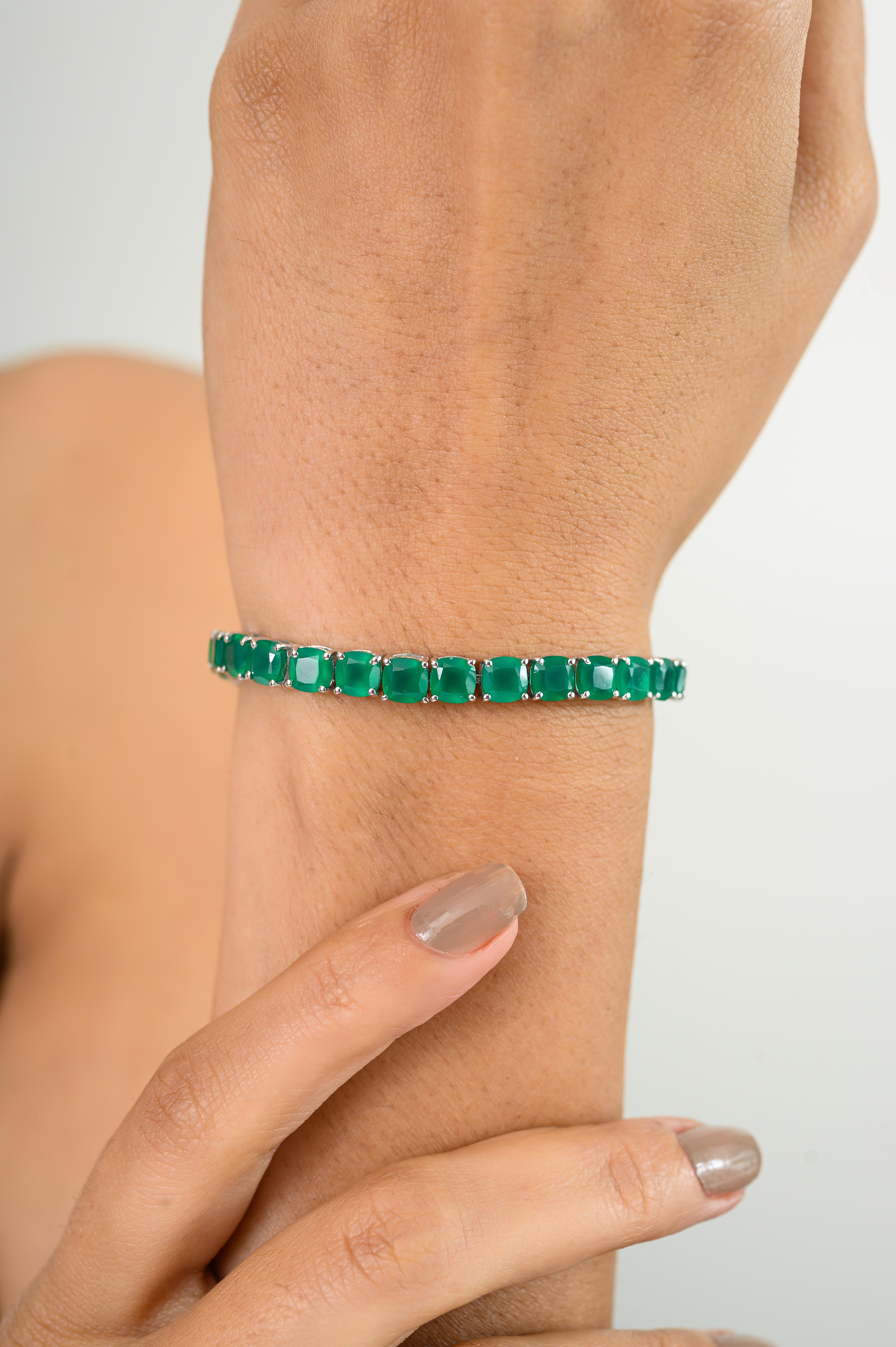 Bracciale da tennis in argento 925 con onice verde tagliato a cuscino  Incastonata nell'argento 925 lucidato, ogni pietra tagliata a cuscino mostra un vivido bagliore di onice verde che dona vita ed eleganza al tuo polso. Il bracciale è finemente