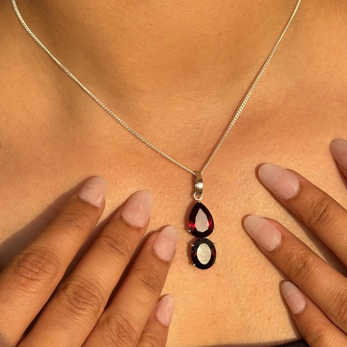 Diese Deep Red Garnet Drop Anhänger mit Pear & Oval Cut Edelstein Schmuck handgefertigten Anhänger zeigt zwei reiche, tiefrote Granat Edelsteine ein Birnenschliff und ein Oval-Schliff anmutig in einem vertikalen Design gestapelt. Die in 925er