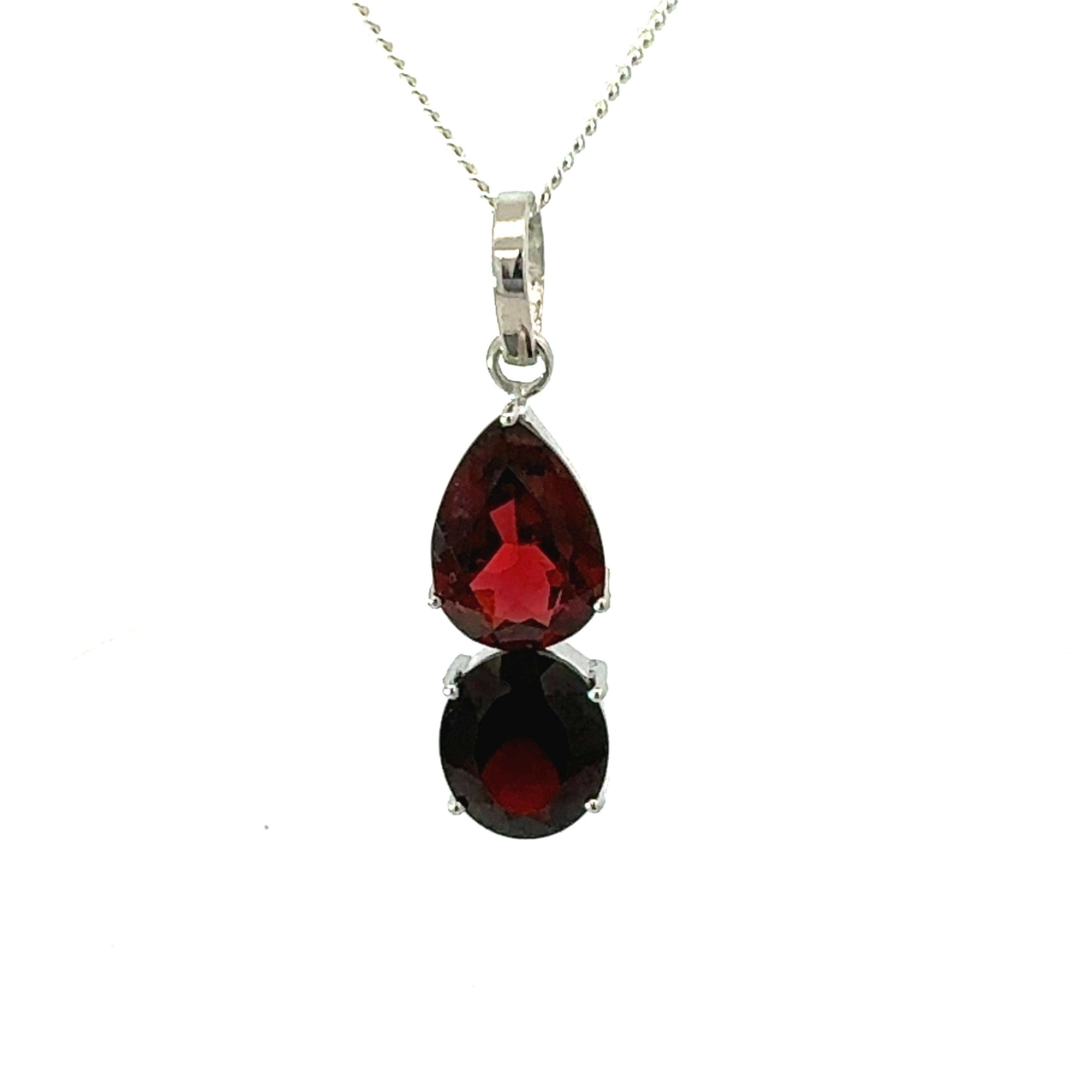Taglio misto Ciondolo a goccia in argento 925 con granato rosso intenso taglio pera e ovale in vendita